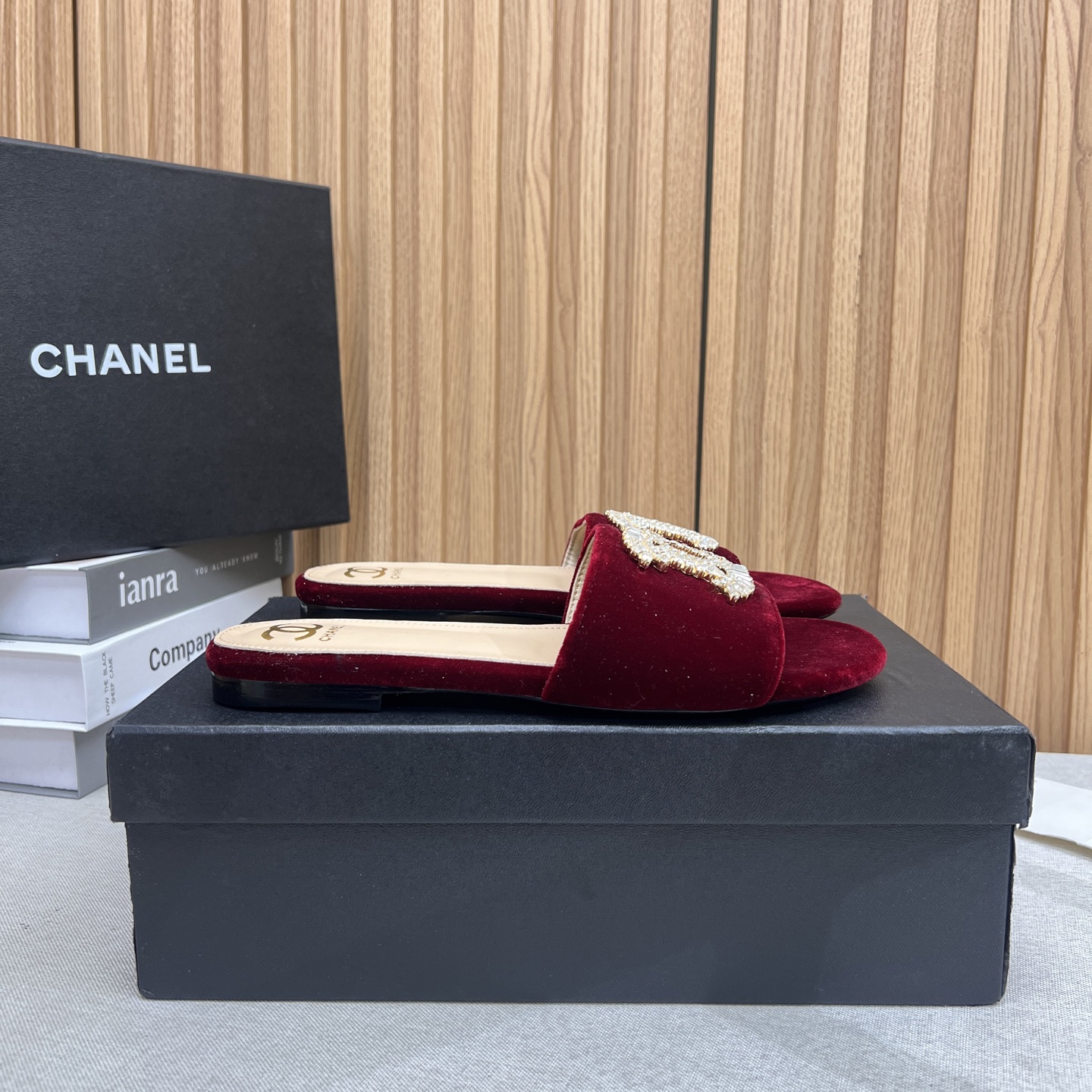 NO:402345,2025★★★★★★ Many celebrities are here to watch, a versatile series that domestic and foreign bloggers are popular with, a must-have for spring and summer wardrobe matching, the first choice for sandals. Diamond design exclusive to the fragrance of the family, silk upper (velvet) inner lining: imported crystal sheepskin inner lining, original mold-open custom leather sole, shoe size: 35-39 (40, 41, custom-made, no return or exchange) Delivery luxury latest counter synchronous packaging, slippers, chanel, slippers, sheepskin, real silk, Leather soles198609092025★★★★★ 众多明星网红上脚,国内外博主刷爆的一个百搭系列,春夏衣橱搭配必备 凉拖首选.菱格设计香家专属 鞋面真丝（天鹅绒）  内里: 进口水晶羊皮内里 大底原版开模定制真皮大底 鞋码: 35-39（40、41、定做不退换） 配送豪华最新专柜同步包装,拖鞋,chanel,slippers,sheepskin,real silk,Leather soles,Women's Shoes