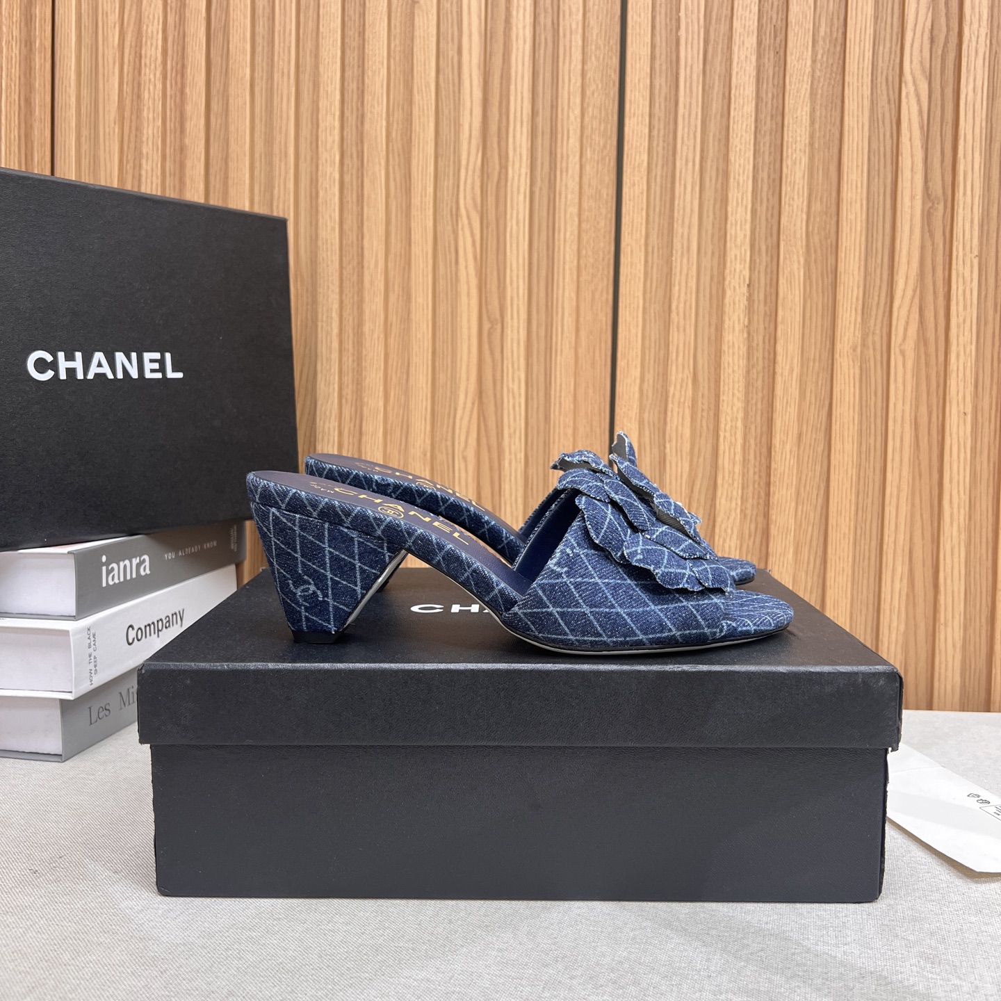 NO:402333,25Ss spring and summer new Chanel small-flavored Chanel camellia thick heel slippers C family classic camellia design, gentle style and grasp it!  The atmosphere that should be in summer. A must-have item for flip-flops, lazy and comfortable to wear!  Upper denim, inner foot pad sheepskin, heel height 6cm, genuine leather sole, size 35-39 (40.41.42 custom-made, non-return, exchange), high heels, chanel, chanel, chanel, high heels, slippers, sheepskin1986090925Ss春夏新款Chanel小香香奈儿山茶花粗跟拖鞋 C家经典山茶花设计,温柔风一整个拿捏了！夏天该有的气息 一字拖必备单品,上脚慵懒舒适！ 鞋面牛仔布 内里垫脚羊皮 跟高6cm 鞋底真皮底 码数35-39（40.41.42定制不退换）,高跟鞋拖鞋,chanel,chanel,chanel,high heels,slippers,sheepskin,Women's Shoes