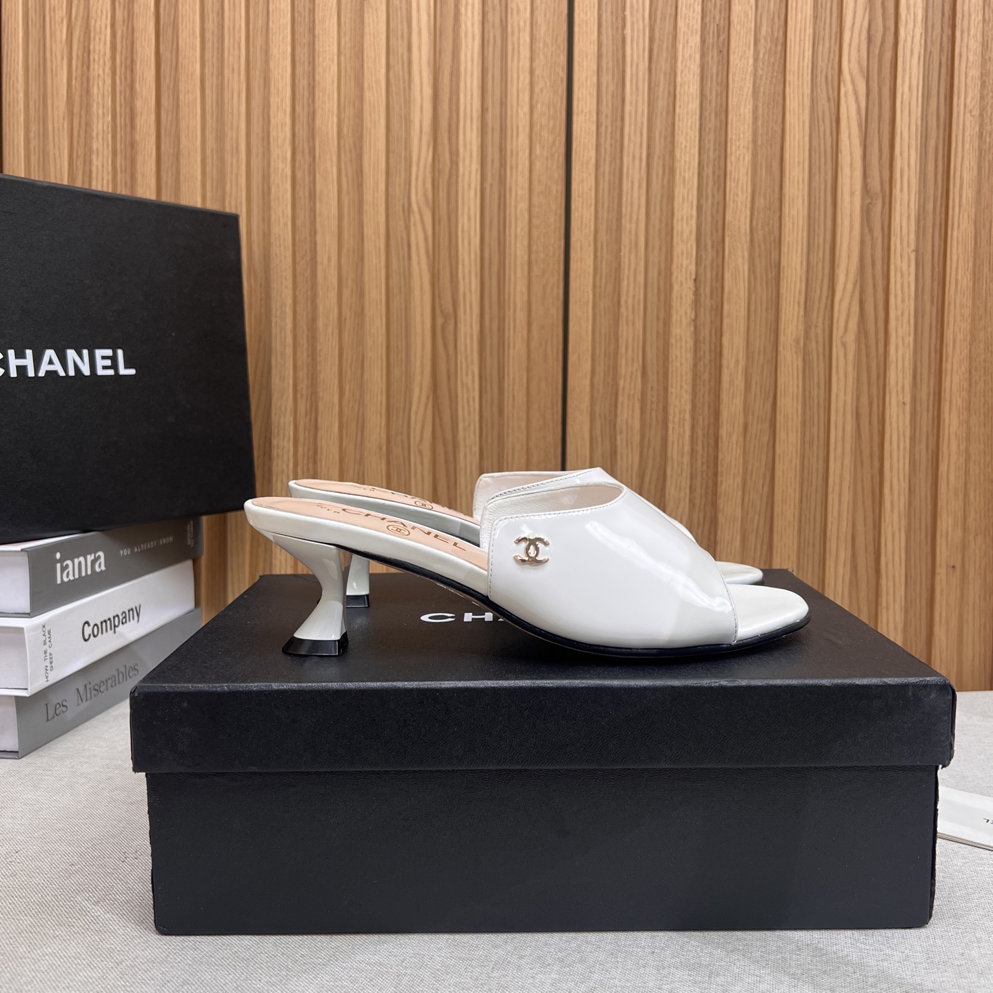 NO:402338,Chanel 25P new double C slippers Spring and summer new style, high version and high quality. Upper cowhide, footbed sheepskin, genuine leather outsole. Size:35-39 Other sizes customized, high heels slippers, chanel, high heels, slippers, cowhide, sheepskin, Leather soles19860909Chanel 25P新款双C拖鞋 春夏新款,高版本高品质. 鞋面牛皮,垫脚羊皮,真皮大底. Size:35-39 其他码数定做,高跟鞋拖鞋,chanel,high heels,slippers,cowhide,sheepskin,Leather soles,Women's Shoes