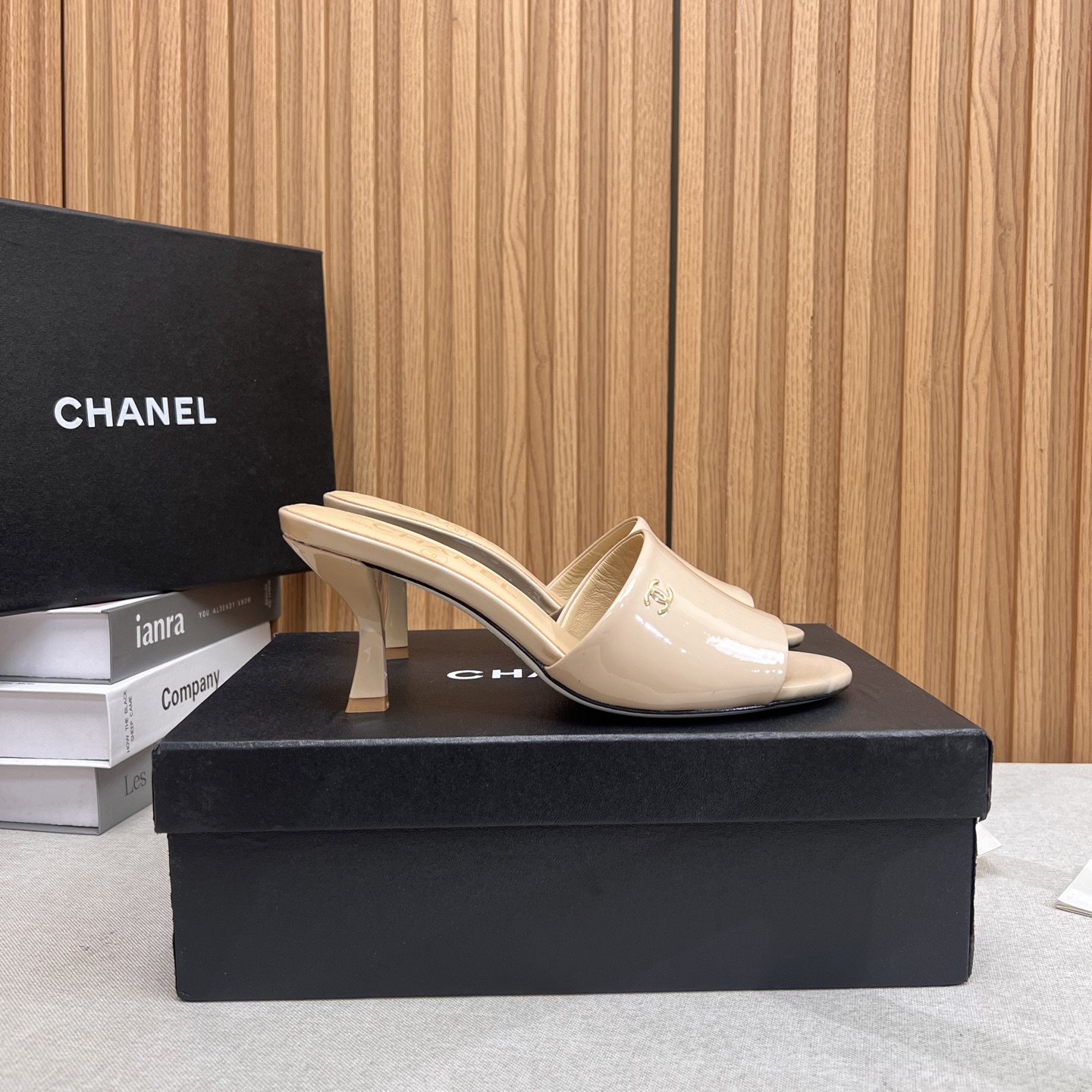 NO:402341,CHANEL Chanel classic slim heel kitten heel high heel slippers, fabric patent leather, inner lining, footbed sheepskin, white leather outsole, 3 colors available, heel height 7cm.35-39 (40.41 fixed), high heel slippers, chanel, chanel, high heels, slippers, sheepskin, Leather soles19860909CHANEL香奈儿经典款细跟小猫跟高跟一字拖鞋,面料漆皮,内里,垫脚羊皮,白色真皮大底,3色可选,跟高7cm.35-39（40.41定）,高跟鞋拖鞋,chanel,chanel,high heels,slippers,sheepskin,Leather soles,Women's Shoes
