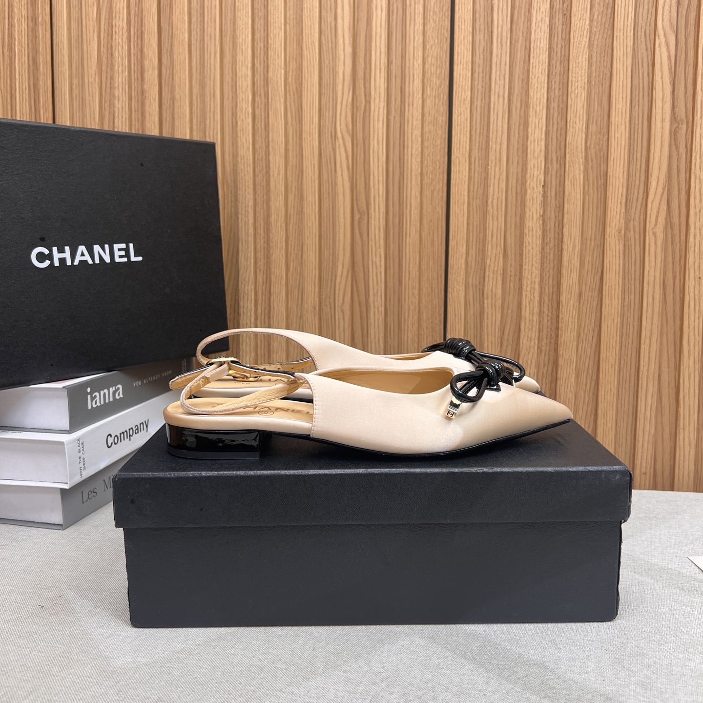 NO:402327,CHANEL Chanel classic slim heel kitten heel high heel slippers, fabric patent leather, inner lining, footbed sheepskin, white genuine leather outsole, 3 colors available, heel height 7cm.35-39 (40.41 fixed), high heel sandals, chanel, chanel, sandals, high heels, slippers, sheepskin, Leather soles19860909CHANEL香奈儿经典款细跟小猫跟高跟一字拖鞋,面料漆皮,内里,垫脚羊皮,白色真皮大底,3色可选,跟高7cm.35-39（40.41定）,高跟鞋凉鞋,chanel,chanel,sandals,high heels,slippers,sheepskin,Leather soles,Women's Shoes