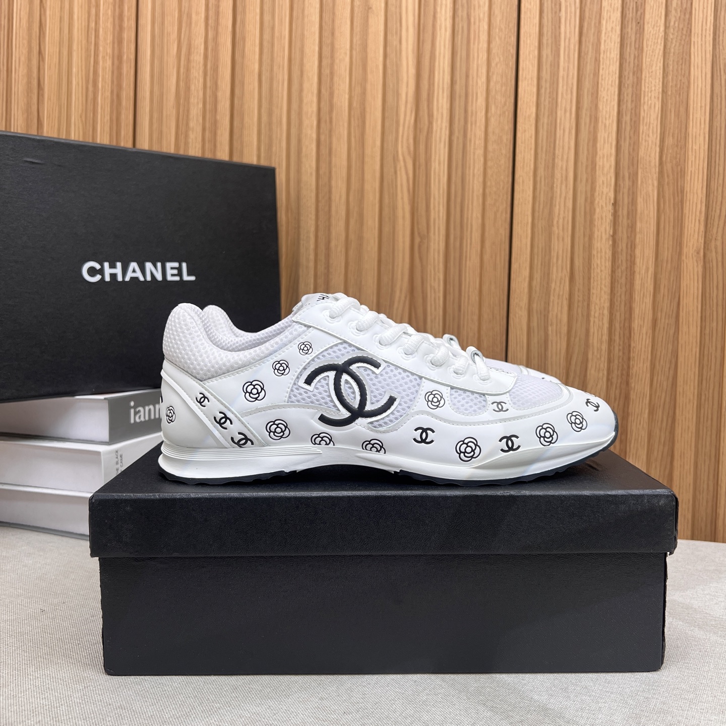 NO:404874,Men's Xiaoxiang Chanel CHANEL 2025SS new silver horn king second generation spliced ​​embossed embossed casual sneakers, classic styles have made new tricks. The new season's casual shoes are all very fresh in color and have a very spring flavor. The most comfortable shoes in Xiaoxiang are super soft. I must highly recommend this all-laugh sneaker sneakers. The sole is light and comfortable. You can run and jump. Upper sheepskin + mesh cloth inner mesh cloth. Sole opens and opens the mold and rubber sole size for women 35-39 (40.41.42) Men's 38-44 (45.46) casual shoes/sports shoes, chanel, chanel, alexander wang, sneakers, sheepskin19860909男 小香香奈儿CHANEL2025SS新款银角大王二代拼接压花压纹休闲运动鞋 ,经典款又玩出了新花样 新一季的休闲鞋配色都很清新 非常有春天的味道 小香中最最舒适的鞋子,超级柔软,那一定强烈推荐此款全羊皮运动鞋 鞋底轻便舒适 跑跳皆可 鞋面羊皮+网布 内里网布 鞋底开模舒适橡胶底 码数女35-39（40.41.42定） 男38-44（45.46定）,休闲鞋/运动鞋,chanel,chanel,alexander wang,sneakers,sheepskin,Women's Shoes