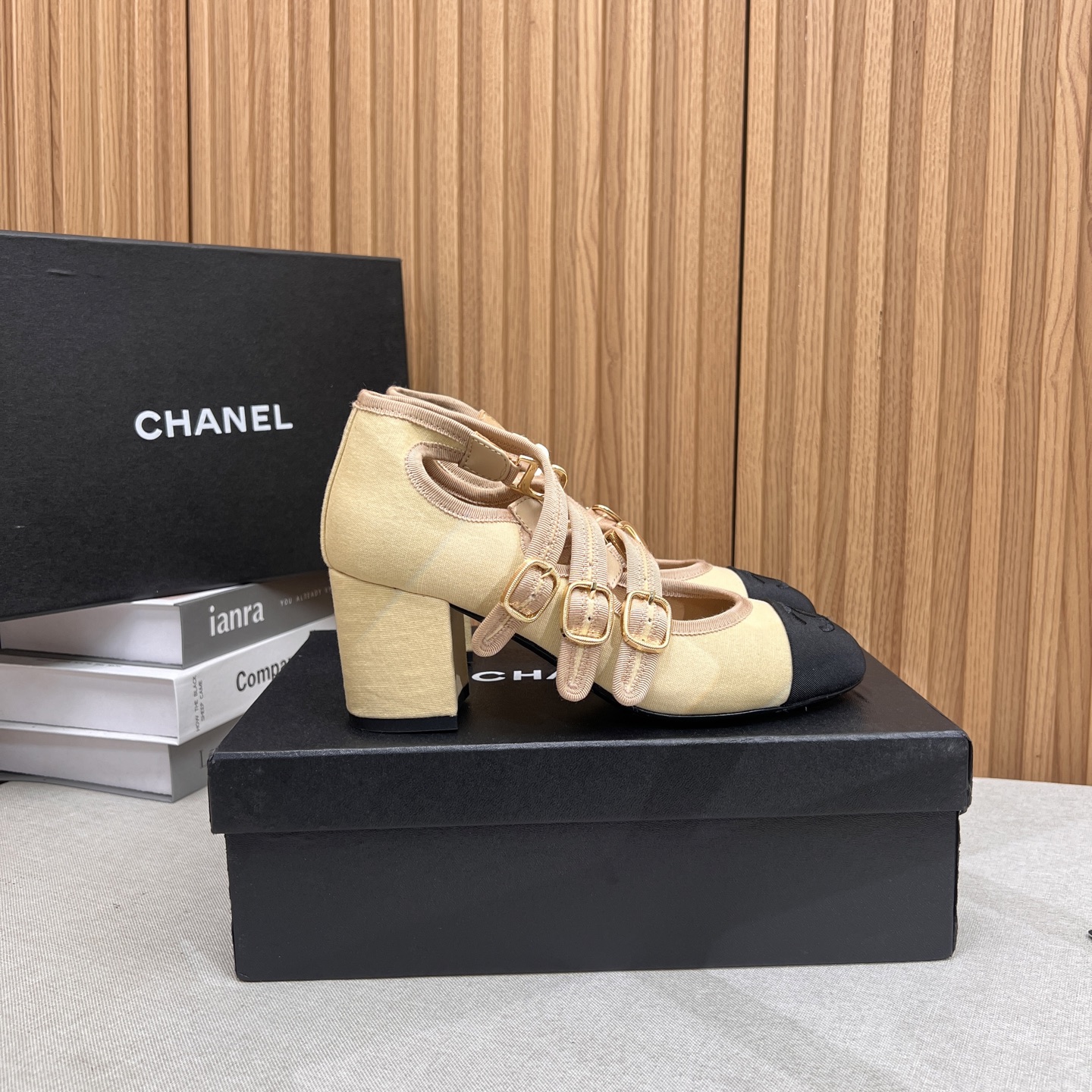 NO:404871,2025★★★★★★ Many celebrities are here to watch, a versatile series that domestic and foreign bloggers are popular with, a must-have for spring and summer wardrobe matching, the first choice for sandals. Diamond design exclusive to Xiangjia, upper denim lining: imported crystal sheepskin lining, original mold-open custom leather sole, shoe size: 35-39 (40, 41, custom-made, no return or exchange) Delivery luxury latest counter synchronous packaging, single shoes, chanel, sheepskin198609092025★★★★★ 众多明星网红上脚,国内外博主刷爆的一个百搭系列,春夏衣橱搭配必备 凉拖首选.菱格设计香家专属 鞋面牛仔  内里: 进口水晶羊皮内里 大底原版开模定制真皮底 鞋码: 35-39（40、41、定做不退换） 配送豪华最新专柜同步包装,单鞋,chanel,sheepskin,Women's Shoes