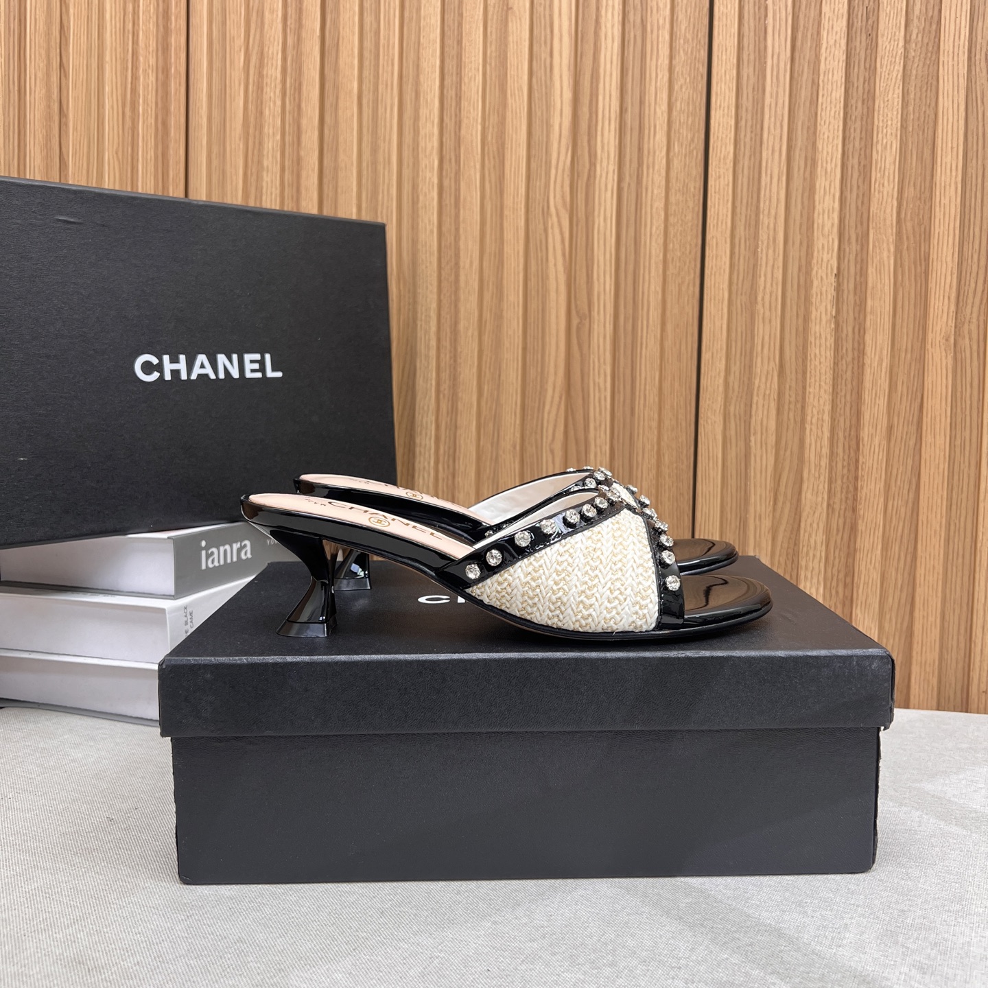 NO:404868,Chanel Chanel's new woven rhinestone low-heel slippers, one second to enter the summer Heavy Industry's top Western European series Chael Xiaoxiang bling bling super flash flip flops, a must-have woven slipper for Chin this year Xiaoxiang C home 2025P early spring vacation series, the most beautiful rhinestone woven slippers, everyone is stocking up crazy, they are all snatching crazy, they are really long grass, leisurely and leisurely charm, close their eyes and enter the series!  Upper: The upper is made of imported Raffia woven + patent leather, very comfortable!  Handmade diamond trim is enough to flash Inner footrest: sheepskin inner footrest and footrest Outsole: genuine leather sole, heel height 5cm Size 35-39 (40 41 custom made without return), semi-torque high heels, chanel, chanel, chanel, high heels, slippers, espadrilles, sheepskin, Leather soles19860909Chanel香奈儿香奶奶新款编织水钻低跟拖鞋 一秒入夏重工极品西欧系列Chael 小香 bling bling超闪一字拖 今年Chnel 必入的一款编织拖鞋 小香C家2025P早春度假系列,最美水钻编织拖鞋,大家都很疯狂的囤货,都抢疯了,真的很长草,悠然闲适的魅力,闭眼入系列！ 鞋面: 鞋面采用进口拉菲草编织 +漆皮,十分舒适！手工钻饰足够闪 内里垫脚:羊皮内里和垫脚 大底:真皮大底 ,跟高5cm 尺码35-39(40 41定做不退换）,半拖高跟鞋,chanel,chanel,chanel,high heels,slippers,espadrilles,sheepskin,Leather soles,Women's Shoes