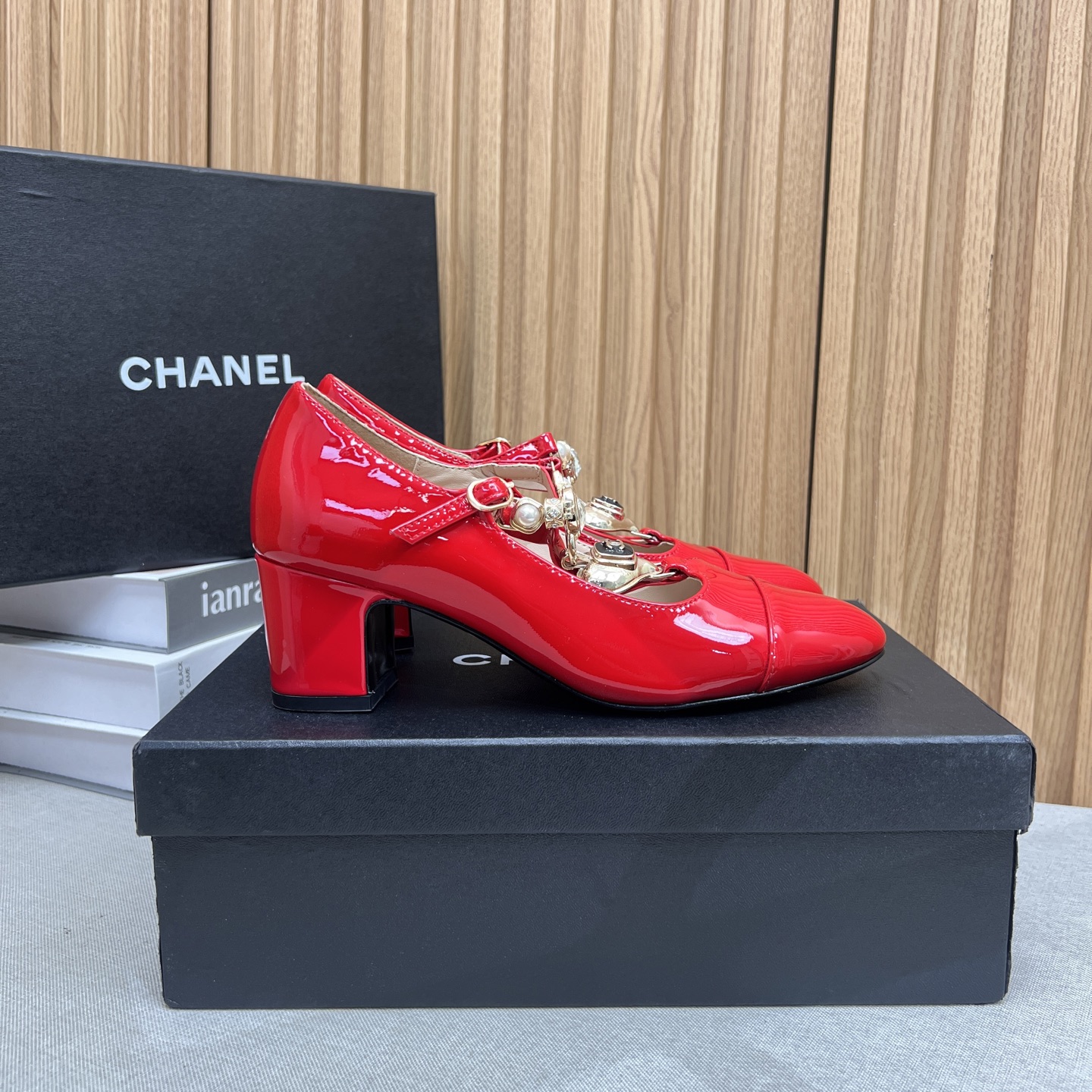 NO:404862,2025★★★★★★ Many celebrities are here to watch, a versatile series that domestic and foreign bloggers are popular with, a must-have for spring and summer wardrobe matching, the first choice for sandals. Diamond design exclusive to Xiangjia, upper patent leather, inner lining: imported crystal sheepskin lining, original mold-open custom leather sole, shoe size: 35-39 (40, 41, custom made, no return or exchange) Delivery luxury latest counter synchronous packaging, single shoes, chanel, sheepskin198609092025★★★★★ 众多明星网红上脚,国内外博主刷爆的一个百搭系列,春夏衣橱搭配必备 凉拖首选.菱格设计香家专属 鞋面漆皮  内里: 进口水晶羊皮内里 大底原版开模定制真皮底 鞋码: 35-39（40、41、定做不退换） 配送豪华最新专柜同步包装,单鞋,chanel,sheepskin,Women's Shoes