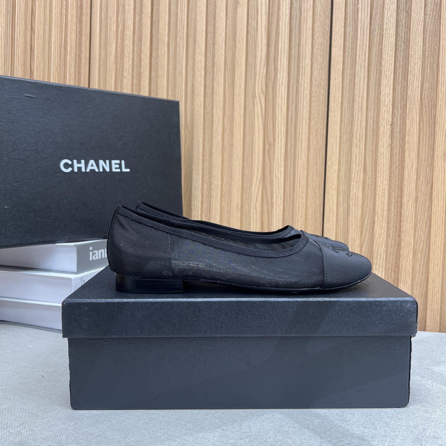 NO:404859,Xiaoxiang C Home 2025 Chanel Coco beach Mesh ballet shoes Flat shoes Super princess's small shoes This time the material is yarn, visually light and not stuffy, double C logo part, very detailed and high-end, black and white color matching, the counter is really hard to find, Xiaohongshu Internet celebrity show pictures are even more popular, mainly white, matched with lace socks, full of fairy spirit, custom mesh on the upper, inner foot pad sheepskin soles, Italian leather soles [35-41] 40 41 Customized non-return, ballet shoes, chanel, chanel, sheepskin, socks19860909小香C家 2025Chanel Coco beach 网纱芭蕾舞鞋平底单鞋 超级公主的一双小鞋子 这次材质是纱质的 视觉轻盈不闷脚 双C logo部分,非常细节感且高级 黑白配色 专柜真心一鞋难求 小红书网红秀图更是火出圈 主打白色 搭配个蕾丝小袜子 仙气满满 鞋面定制网纱 内里垫脚羊皮 鞋底意大利真皮底【35-41】40 41 定做不退换,芭蕾舞鞋,chanel,chanel,sheepskin,socks,Women's Shoes