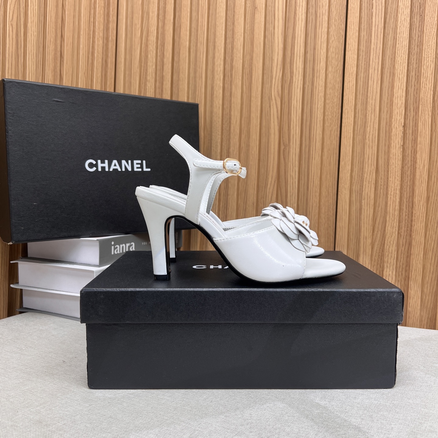 NO:411051,2025★★★★★★ Many celebrities are here to watch, a versatile series that domestic and foreign bloggers are popular with, a must-have for spring and summer wardrobe matching, the first choice for sandals. Diamond design exclusive to Xiangjia, upper sheepskin, inner lining: imported crystal sheepskin, original mold-open custom leather sole, shoe size: 35-39 (40, 41, custom-made, non-return and exchange) Delivery luxury latest counter synchronous packaging, high heels, sandals, chanel, sandals, high heels, sheepskin198609092025★★★★★ 众多明星网红上脚,国内外博主刷爆的一个百搭系列,春夏衣橱搭配必备 凉拖首选.菱格设计香家专属 鞋面羊皮  内里: 进口水晶羊皮内里 大底原版开模定制真皮底 鞋码: 35-39（40、41、定做不退换） 配送豪华最新专柜同步包装,高跟鞋凉鞋,chanel,sandals,high heels,sheepskin,Women's Shoes