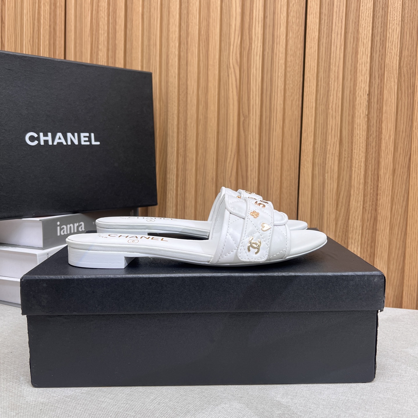 NO:411035,2025★★★★★★ Many celebrities are here to watch, a versatile series that domestic and foreign bloggers are popular with, a must-have for spring and summer wardrobe matching, the first choice for sandals. Diamond design exclusive to Xiangjia, upper sheepskin, inner lining: imported crystal sheepskin inner lining, original mold-open custom leather sole, shoe size: 35-39 (40, 41, custom-made, no return or exchange) Delivery luxury latest counter synchronous packaging, slippers, chanel, slippers, sheepskin198609092025★★★★★ 众多明星网红上脚,国内外博主刷爆的一个百搭系列,春夏衣橱搭配必备 凉拖首选.菱格设计香家专属 鞋面羊皮  内里: 进口水晶羊皮内里 大底原版开模定制真皮底 鞋码: 35-39（40、41、定做不退换） 配送豪华最新专柜同步包装,拖鞋,chanel,slippers,sheepskin,Women's Shoes