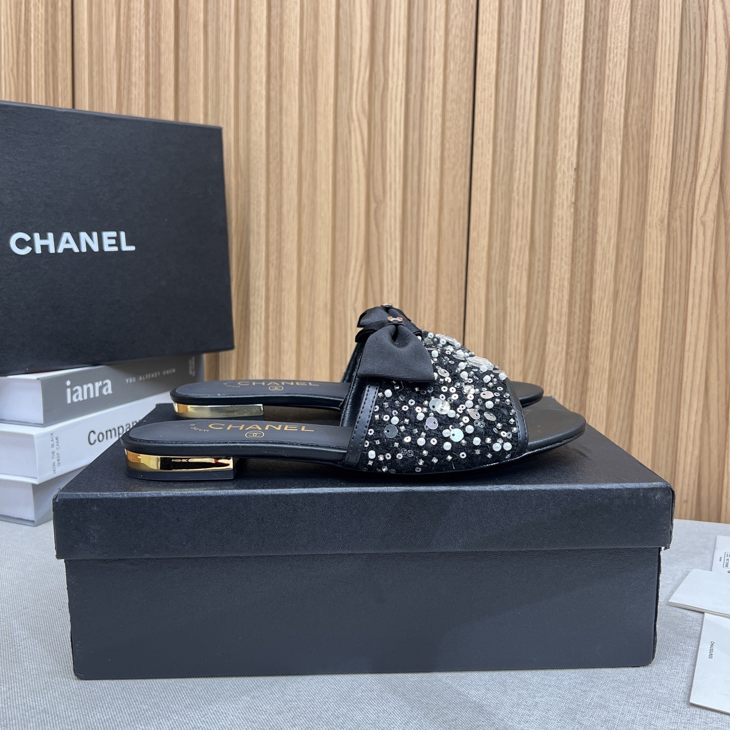 NO:411046,2025★★★★★★ Many celebrities are popular, a versatile series that domestic and foreign bloggers are popular. A must-have for spring and summer wardrobe matching. The first choice for sandals. Diamond design exclusive to the upper. Hand-sewn diamond lining: imported crystal sheepskin inner lining, original mold-open custom leather sole Shoe size: 35-39 (40, 41, custom-made, no return or exchange) Delivery luxury latest counter synchronous packaging, slippers, chanel, slippers, sheepskin198609092025★★★★★ 众多明星网红上脚,国内外博主刷爆的一个百搭系列,春夏衣橱搭配必备 凉拖首选.菱格设计香家专属 鞋面手工缝钻  内里: 进口水晶羊皮内里 大底原版开模定制真皮底 鞋码: 35-39（40、41、定做不退换） 配送豪华最新专柜同步包装,拖鞋,chanel,slippers,sheepskin,Women's Shoes