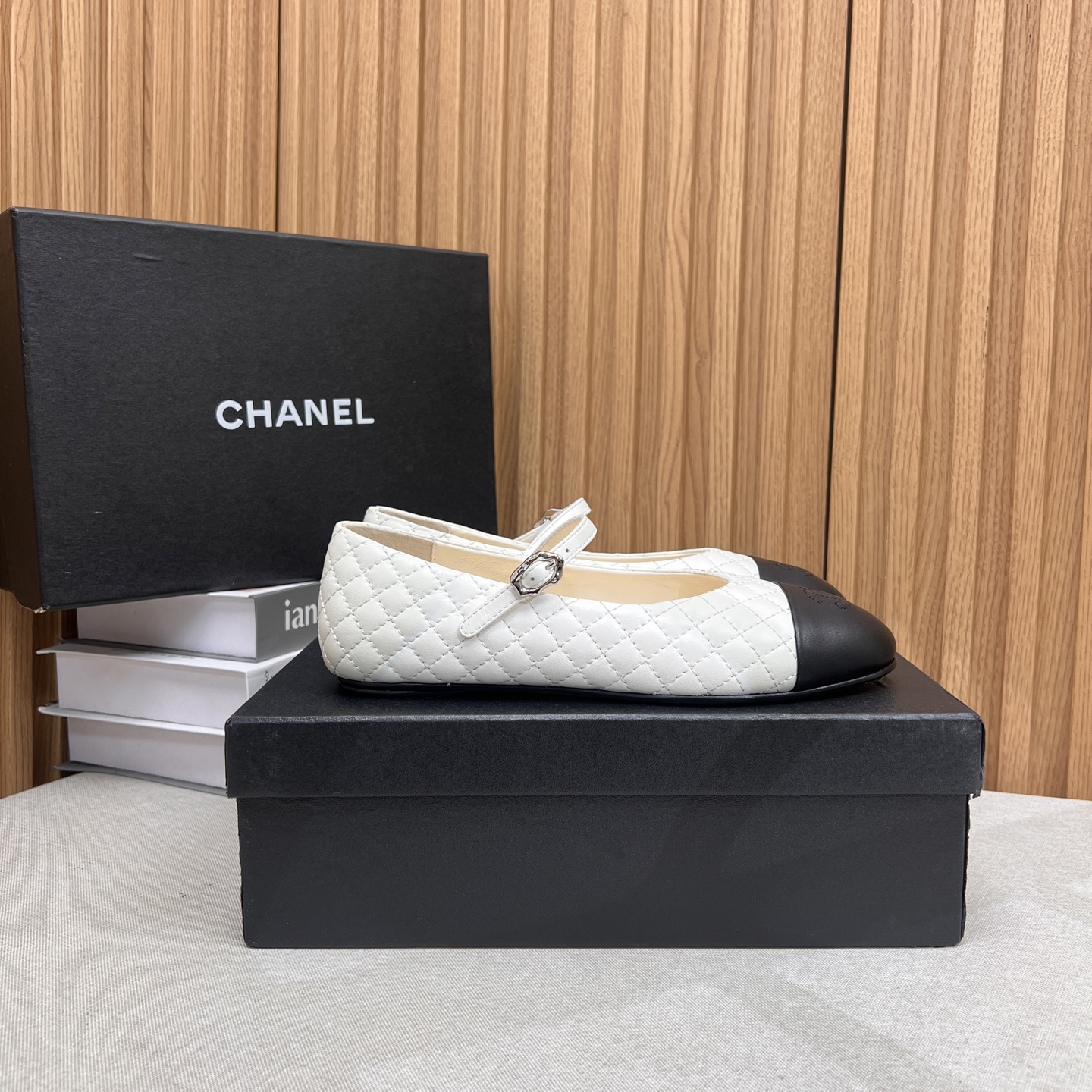 NO:411032,2025★★★★★★ Many celebrities are here to watch, a versatile series that domestic and foreign bloggers are popular. A must-have for spring and summer wardrobe matching. The first choice for sandals. Diamond design exclusive to Xiangjia. Upper sheepskin lining: imported crystal sheepskin lining, large sole original mold custom leather sole Shoe size: 35-39 (40, 41, customized without return) Delivery luxury latest counter synchronous packaging, single shoes, chanel, sheepskin198609092025★★★★★ 众多明星网红上脚,国内外博主刷爆的一个百搭系列,春夏衣橱搭配必备 凉拖首选.菱格设计香家专属 鞋面羊皮  内里: 进口水晶羊皮内里 大底原版开模定制真皮底 鞋码: 35-39（40、41、定做不退换） 配送豪华最新专柜同步包装,单鞋,chanel,sheepskin,Women's Shoes