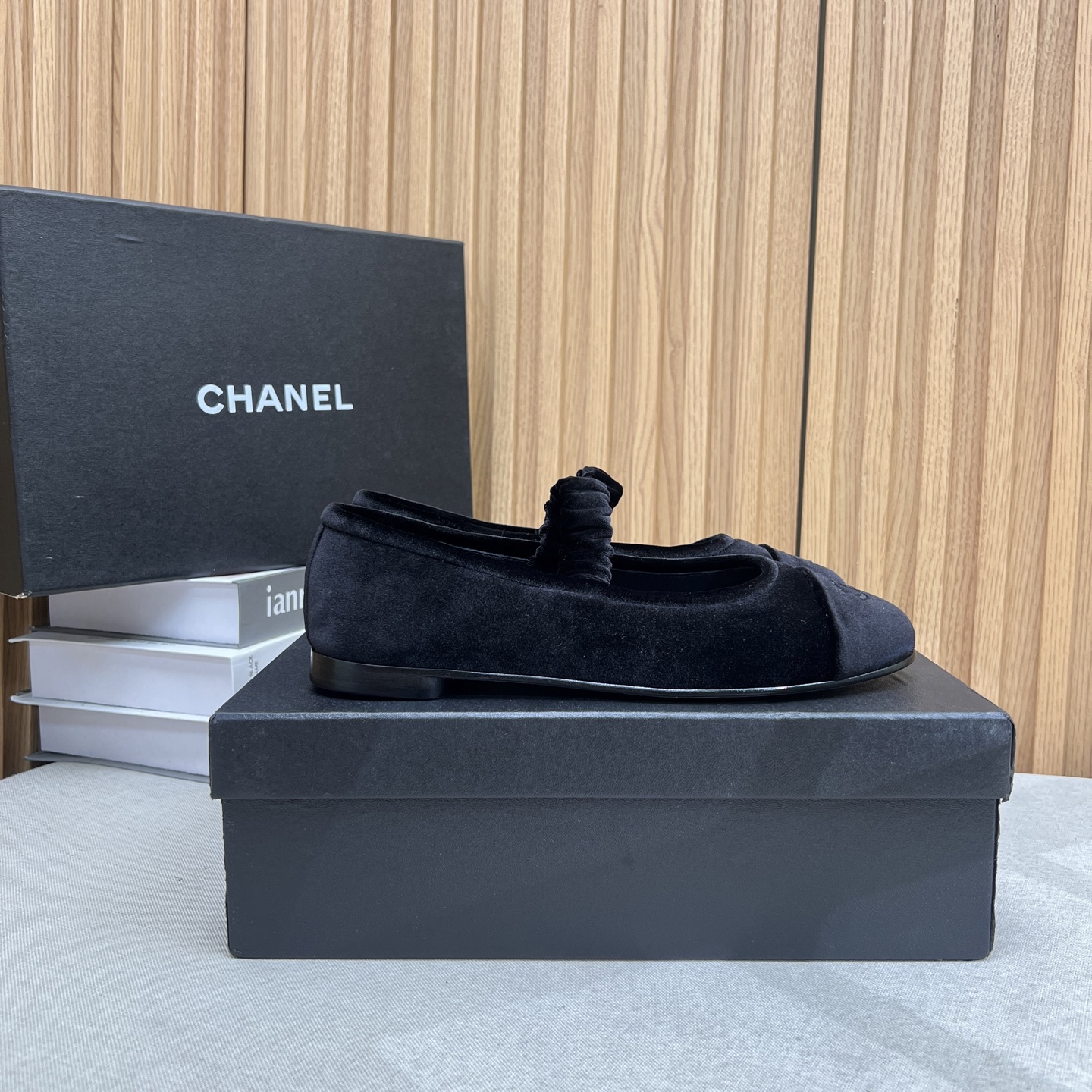 NO:408231,2025★★★★★★ Many celebrities are here to watch, a versatile series that domestic and foreign bloggers are popular with, a must-have for spring and summer wardrobe matching, the first choice for sandals. Design exclusive to Xiangjia, upper sheepskin (velvet) Living: imported crystal sheepskin inner lining, original mold-open custom leather sole, shoe size: 35-39 (40, 41, custom-made, no return or exchange) Delivery luxury latest counter synchronous packaging, chanel, sheepskin198609092025★★★★★ 众多明星网红上脚,国内外博主刷爆的一个百搭系列,春夏衣橱搭配必备 凉拖首选.设计香家专属 鞋面羊皮（天鹅绒）  内里: 进口水晶羊皮内里 大底原版开模定制真皮底 鞋码: 35-39（40、41、定做不退换） 配送豪华最新专柜同步包装,,chanel,sheepskin,Women's Shoes