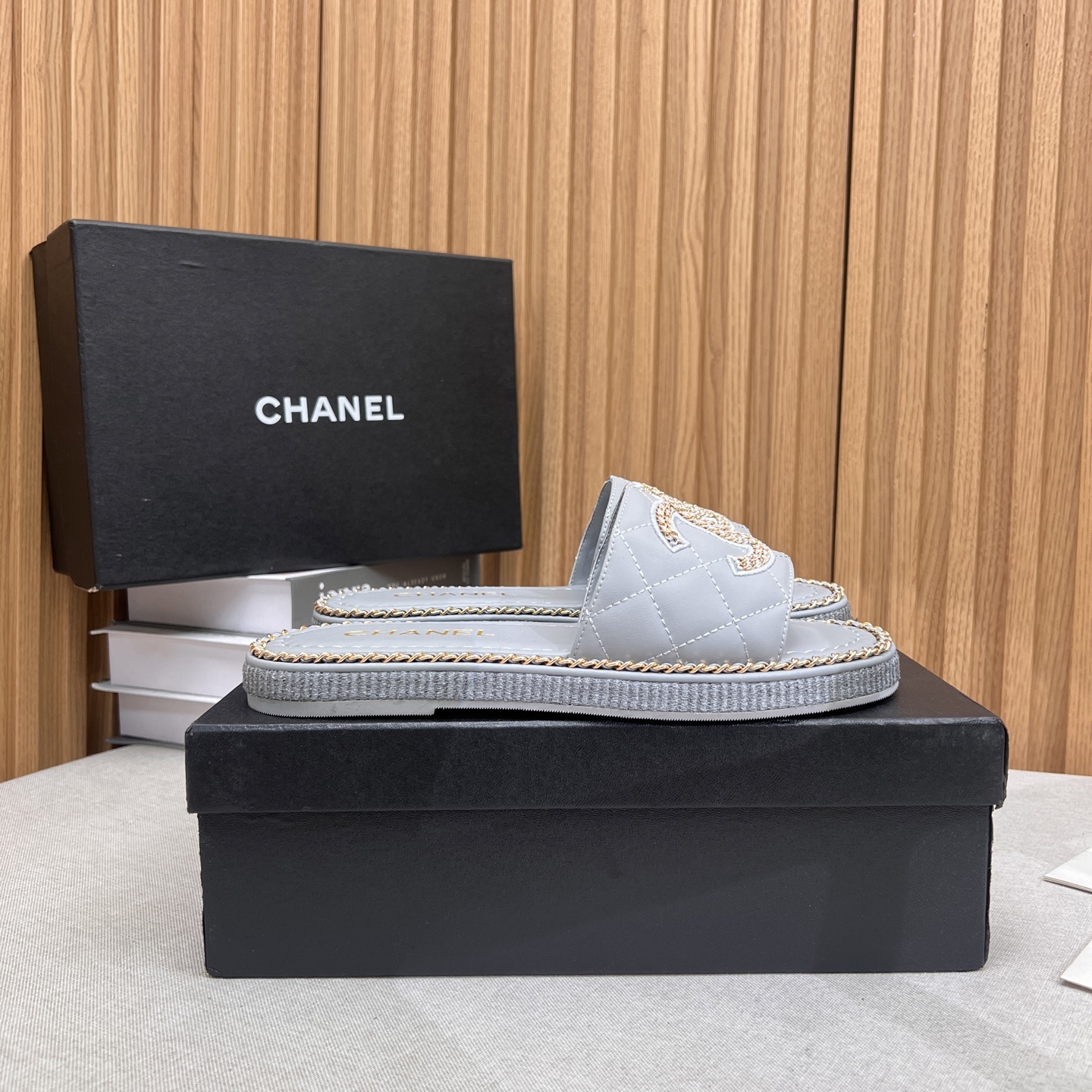 NO:408228,2025★★★★★★ Many celebrities are here to watch, a versatile series that domestic and foreign bloggers are popular with, a must-have for spring and summer wardrobe matching, the first choice for sandals. Diamond design exclusive to Xiangjia, upper sheepskin, inner lining: imported crystal sheepskin inner lining, original mold-open custom leather sole, shoe size: 35-39 (40, 41, custom-made, no return or exchange) Delivery luxury latest counter synchronous packaging, slippers, chanel, slippers, sheepskin198609092025★★★★★ 众多明星网红上脚,国内外博主刷爆的一个百搭系列,春夏衣橱搭配必备 凉拖首选.菱格设计香家专属 鞋面羊皮  内里: 进口水晶羊皮内里 大底原版开模定制真皮底 鞋码: 35-39（40、41、定做不退换） 配送豪华最新专柜同步包装,拖鞋,chanel,slippers,sheepskin,Women's Shoes