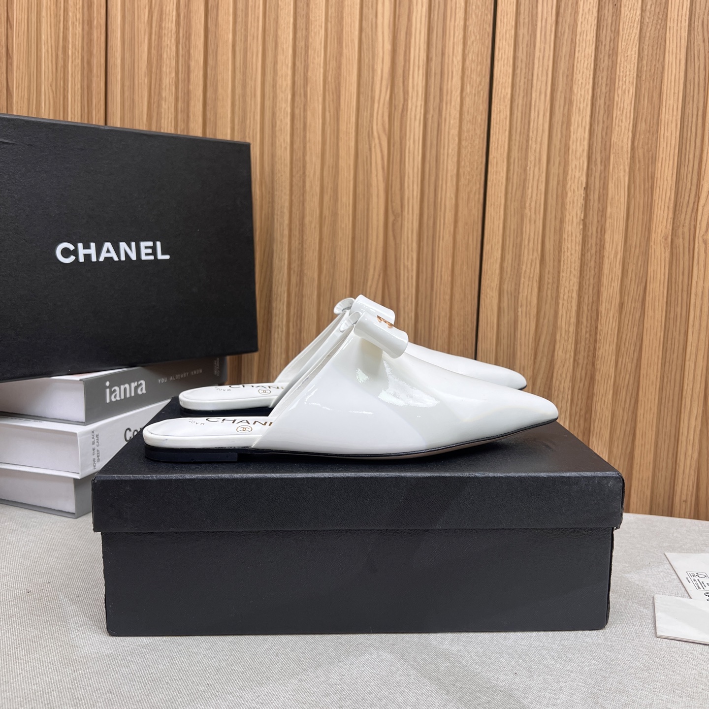 NO:408225,2025★★★★★★ Many celebrities are popular, a versatile series that domestic and foreign bloggers are popular. A must-have for spring and summer wardrobe matching. The first choice for sandals. Design exclusive to Xiangjia. Upper cowhide. Inner: imported crystal sheepskin inner lining. Original mold-open custom leather sole. Shoe size: 35-39 (40, 41, custom-made, no return or exchange) Delivery luxury latest counter synchronous packaging, semi-torch, chanel, cowhide, sheepskin198609092025★★★★★ 众多明星网红上脚,国内外博主刷爆的一个百搭系列,春夏衣橱搭配必备 凉拖首选.设计香家专属 鞋面牛皮  内里: 进口水晶羊皮内里 大底原版开模定制真皮底 鞋码: 35-39（40、41、定做不退换） 配送豪华最新专柜同步包装,半拖,chanel,cowhide,sheepskin,Women's Shoes