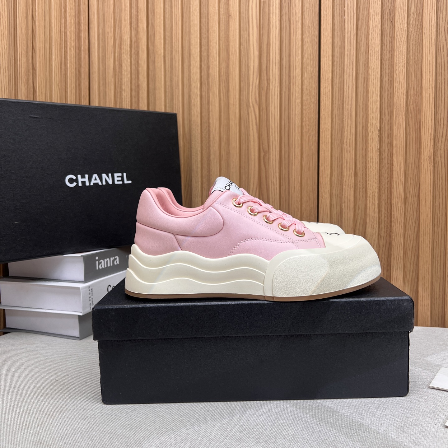 NO:408222,Chanel Chanel Panda Shoes!  Top casual sneakers for counter This classic design; the upper is made of electric embroidery styles; the sole is fashionable and sporty; it is an extraordinary variety of color matching elements... The diversified mix and match is very beautiful and versatile, casual, fashionable, sports, and outdoors can be taken into account... Go material The upper is made of original imported silk cowhide + original tarp + original top cowhide The inner part is made of original sheepli + net Outsole based on original TPU combination sole The counter is made of high-quality packaging for women 35–41 semi-travel shoes, casual shoes/sports shoes semi-travels, chanel, chanel, sneakers, cowhide19860909Chanel香奈儿熊猫鞋！专柜顶级休闲款运动鞋 这款经典设计；鞋面多种工艺电绣的风格；大底却时尚运动；不平凡的拥入了多种配色元素…… 多元化混搭非常好看百搭,休闲,时尚,运动,户外都能兼顾…… Go 材料 鞋面采用 原版进口头层丝绸牛皮+原版防水布+原版头层牛皮 内里采用 原版羊里+网 大底根据 原版TPU组合大底 专柜精品包装全套女35–41 半拖单鞋,休闲鞋/运动鞋半拖,chanel,chanel,sneakers,cowhide,Women's Shoes