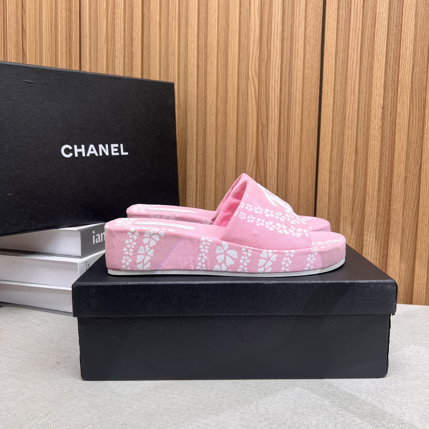 NO:408248,2025★★★★★★ Many celebrities are here to watch, a versatile series that domestic and foreign bloggers are popular. A must-have for spring and summer wardrobe matching. The first choice for sandals. Design exclusive to Xiangjia. Upper and satin. Lift: imported crystal sheepskin inner lining. Original open-molded rubber sole. Shoe size: 35-39 (40, 41, customized, non-return and exchange) Delivery luxury latest counter synchronous packaging, slippers, chanel, slippers, sheepskin, silk fabric198609092025★★★★★ 众多明星网红上脚,国内外博主刷爆的一个百搭系列,春夏衣橱搭配必备 凉拖首选.设计香家专属 鞋面绸缎  内里: 进口水晶羊皮内里 大底原版开模定橡胶底 鞋码: 35-39（40、41、定做不退换） 配送豪华最新专柜同步包装,拖鞋,chanel,slippers,sheepskin,silk fabric,Women's Shoes