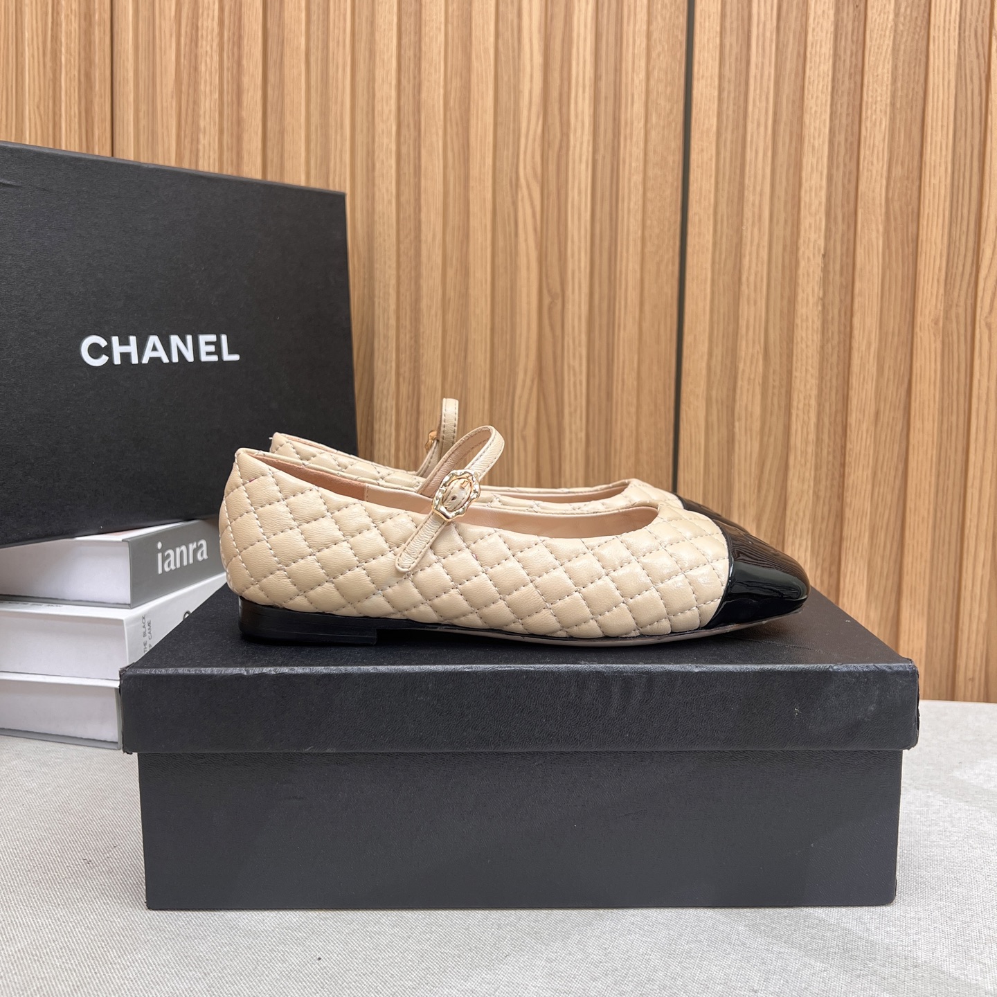 NO:408245,CHANEL｜Xiaoxiang's classic diamond Mary Zhen square-toe flat-sole single shoes. Love it at first sight. It's not an exaggeration~ This is probably Xiaoxiang's charm. She always understands girls. Although it looks very cold, it has a unique feeling with black stockings. It is the latest model this year. I have already started to arrange it before the counter is on~ I know you will like it. It looks good on the feet. The round and pointed last is not picky about the shape of the feet. It looks slim when wearing wide and fat feet. And the lambskin splicing is very visually impactful. The inner is made of sheepskin material. It is hugely soft and comfortable~ Genuine leather soles Size35-39 (customized on 40/41), single shoes, chanel, mary jane, sheepskin, Leather soles19860909CHANEL｜小香经典菱格玛丽珍方头平底单鞋 对它一见钟情 不夸张哦～ 这大概就是小香的魅力 总是很懂女生 虽然看上去很冷但配上黑丝袜特有感觉 是今年的最新款来着 专柜还没上我就已经着手安排啦～ 知道你们一定会喜欢 上脚也确实好看 圆尖的楦头对脚型完全不挑 宽胖脚穿也显瘦 而且小羊皮拼接 视觉上很有冲击感 内里是羊皮材质 巨柔软巨舒服哦～ 真皮大底 Size35-39（40/41定制）,单鞋,chanel,mary jane,sheepskin,Leather soles,Women's Shoes