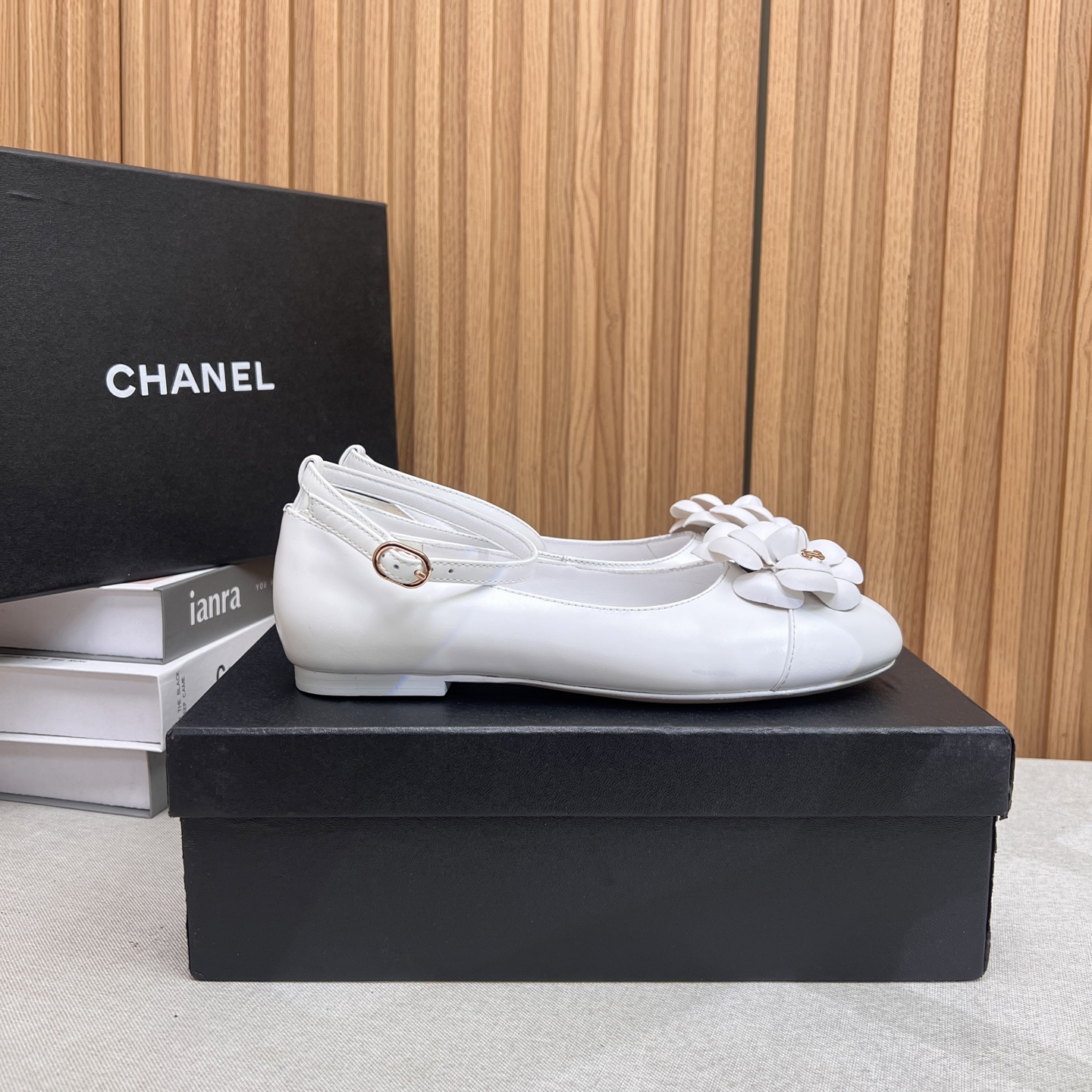 NO:408242,2025★★★★★★ Many celebrities are popular, a versatile series that domestic and foreign bloggers are popular. A must-have for spring and summer wardrobe matching. The first choice for sandals. Design exclusive to Xiangjia. Upper cowhide. Inner: imported crystal sheepskin inner lining. Large sole original molded leather sole. Shoe size: 35-39 (40, 41, customized, non-return and exchange) Delivery luxury latest counter synchronous packaging, single shoes, chanel, cowhide, sheepskin198609092025★★★★★ 众多明星网红上脚,国内外博主刷爆的一个百搭系列,春夏衣橱搭配必备 凉拖首选.设计香家专属 鞋面牛皮  内里: 进口水晶羊皮内里 大底原版开模真皮底 鞋码: 35-39（40、41、定做不退换） 配送豪华最新专柜同步包装,单鞋,chanel,cowhide,sheepskin,Women's Shoes