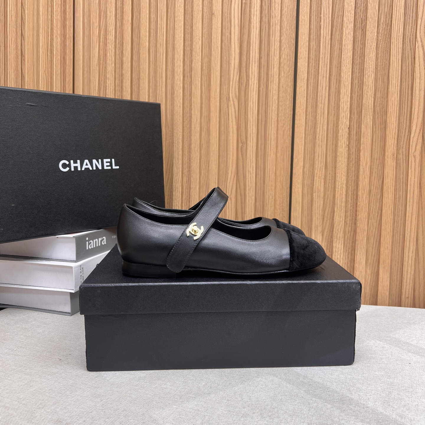 NO:408237,2025★★★★★★ Many celebrities are here to watch, a versatile series that domestic and foreign bloggers are popular with, a must-have for spring and summer wardrobe matching, the first choice for sandals. Design exclusive to Xiangjia, upper sheepskin velvet, inner lining: imported crystal sheepskin lining, original molded leather sole, shoe size: 35-39 (40, 41, customized, non-return and exchange) with luxurious latest counter synchronous packaging, single shoes, chanel, sheepskin198609092025★★★★★ 众多明星网红上脚,国内外博主刷爆的一个百搭系列,春夏衣橱搭配必备 凉拖首选.设计香家专属 鞋面羊皮天鹅绒  内里: 进口水晶羊皮内里 大底原版开模真皮底 鞋码: 35-39（40、41、定做不退换） 配豪华最新专柜同步包装,单鞋,chanel,sheepskin,Women's Shoes