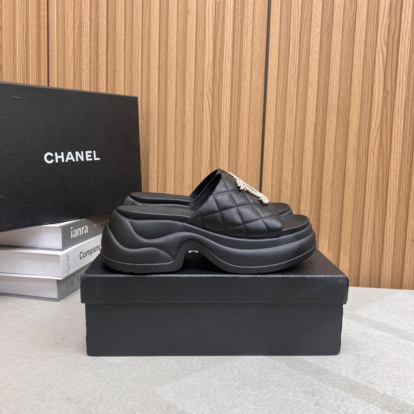 NO:408234,2025★★★★★★ Many celebrities are popular, a versatile series that domestic and foreign bloggers are popular. A must-have for spring and summer wardrobe matching. The first choice for sandals. Design Xiangjia exclusive, upper sheepskin inner lining: imported crystal sheepskin inner lining, large sole original molded rubber foam shoe size: 35-39 (40, 41, customized non-return and exchange) with luxurious latest counter synchronous packaging, slippers, chanel, slippers, sheepskin198609092025★★★★★ 众多明星网红上脚,国内外博主刷爆的一个百搭系列,春夏衣橱搭配必备 凉拖首选.设计香家专属 鞋面羊皮  内里: 进口水晶羊皮内里 大底原版开模橡胶发泡 鞋码: 35-39（40、41、定做不退换） 配豪华最新专柜同步包装,拖鞋,chanel,slippers,sheepskin,Women's Shoes