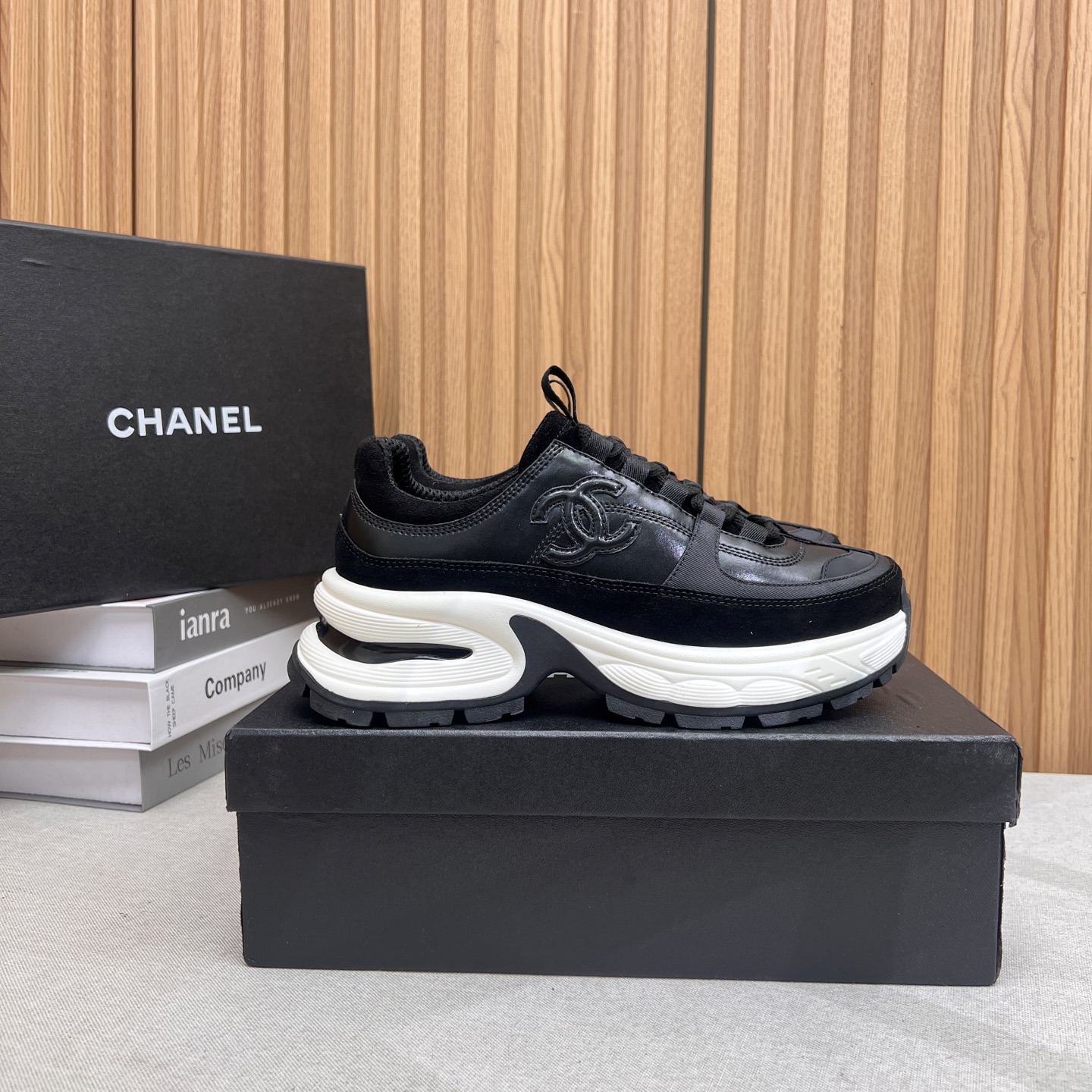NO:411026,Chanel Chanel Panda Shoes!  Top casual sports shoes for the 2025 counter This classic design; the upper is crafted and electric embroidered style; the sole is fashionable and sporty; it is an extraordinary variety of color matching elements... The diversified mix and match is very beautiful and versatile, casual, fashionable, sports, and outdoors can be taken into account... Go material The upper is made of original imported silk cowhide + original tarp + original top cowhide The inner part is made of original sheepli + net Outsole based on original TPU combination sole The counter is made of high-quality packaging for women 35–41, dad shoes, chanel, chanel, sneakers, cowhide19860909Chanel香奈儿熊猫鞋！2025专柜顶级休闲款运动鞋 这款经典设计；鞋面多种工艺电绣的风格；大底却时尚运动；不平凡的拥入了多种配色元素…… 多元化混搭非常好看百搭,休闲,时尚,运动,户外都能兼顾…… Go 材料 鞋面采用 原版进口头层丝绸牛皮+原版防水布+原版头层牛皮 内里采用 原版羊里+网 大底根据 原版TPU组合大底 专柜精品包装全套女35–41,老爹鞋,chanel,chanel,sneakers,cowhide,Women's Shoes