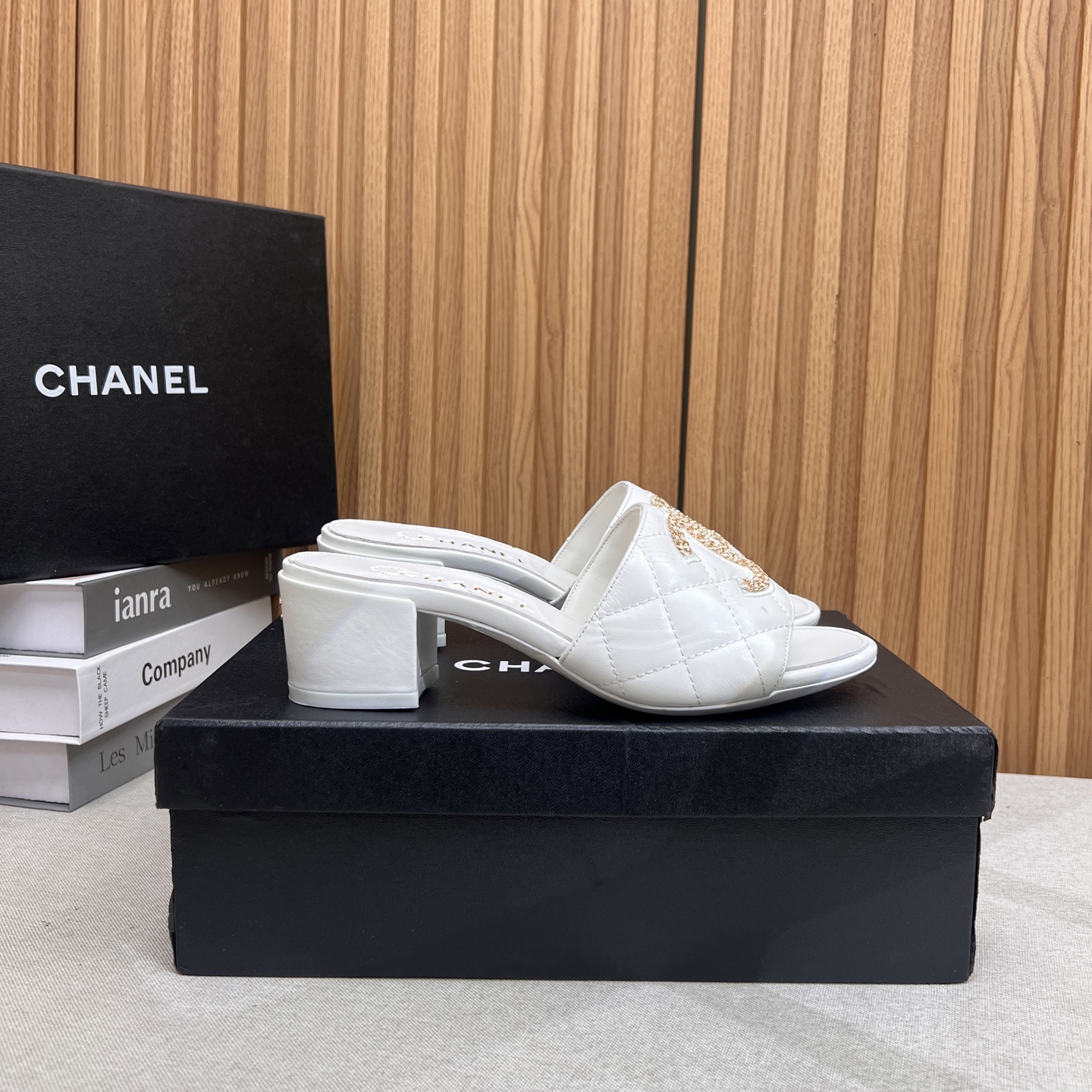 NO:411021,2025★★★★★★ Many celebrities are here to watch, a versatile series that domestic and foreign bloggers are popular. A must-have for spring and summer wardrobe matching. The first choice for sandals. Design exclusive to Xiangjia. Upper sheepskin. Inner: imported crystal sheepskin inner lining. Large sole original molded leather sole. Shoe size: 35-39 (40, 41, customized, non-return and exchange) Delivery luxury latest counter synchronous packaging, high heels, slippers, sheepskin198609092025★★★★★ 众多明星网红上脚,国内外博主刷爆的一个百搭系列,春夏衣橱搭配必备 凉拖首选.设计香家专属 鞋面羊皮  内里: 进口水晶羊皮内里 大底原版开模真皮底 鞋码: 35-39（40、41、定做不退换） 配送豪华最新专柜同步包装,高跟鞋拖鞋,chanel,high heels,slippers,sheepskin,Women's Shoes