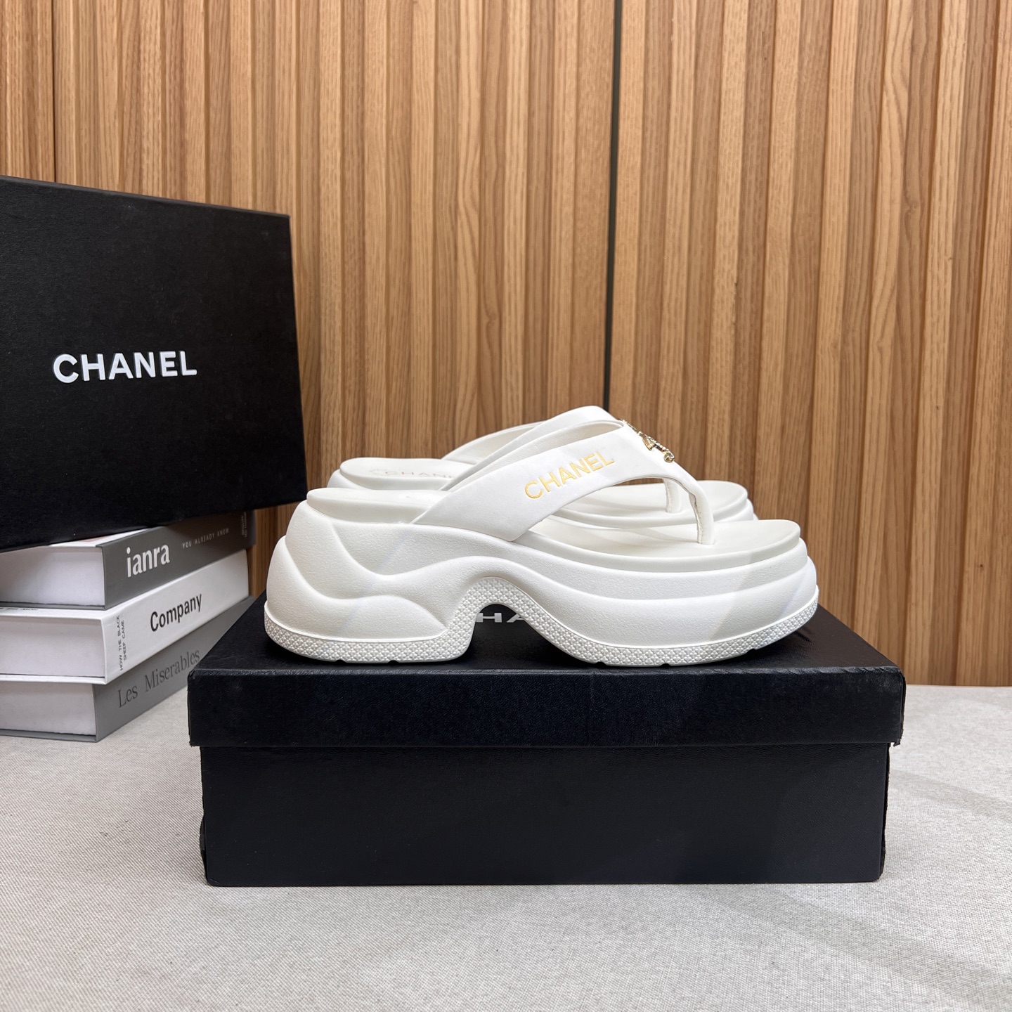 NO:411014,2025★★★★★★ Many celebrities are popular, a versatile series that domestic and foreign bloggers are popular. A must-have for spring and summer wardrobe matching. The first choice for sandals. Design exclusive to Xiangjia. Upper sheepskin inner lining: imported crystal sheepskin inner lining, large sole original mold opening tpu shoe size: 35-39 (40, 41, customized, non-return and exchange) Delivery luxury latest counter synchronous packaging, split-toe shoes, chanel, sheepskin198609092025★★★★★ 众多明星网红上脚,国内外博主刷爆的一个百搭系列,春夏衣橱搭配必备 凉拖首选.设计香家专属 鞋面羊皮  内里: 进口水晶羊皮内里 大底原版开模tpu 鞋码: 35-39（40、41、定做不退换） 配送豪华最新专柜同步包装,分趾鞋,chanel,sheepskin,Women's Shoes