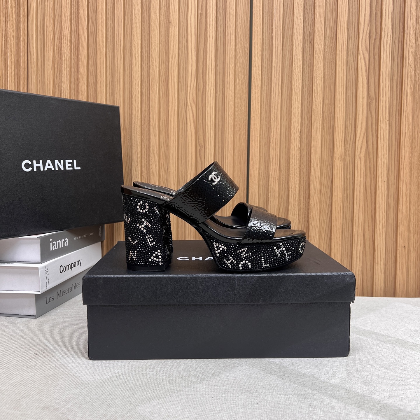 NO:411007,2025★★★★★★ Many celebrities are popular, a versatile series that domestic and foreign bloggers are popular. A must-have for spring and summer wardrobe matching. The first choice for sandals. Design Xiangjia exclusive upper patent leather lining: imported crystal sheepskin lining, large sole original molded leather sole Shoe size: 35-39 (40, 41, customized, non-return and exchange) Delivery luxury latest counter synchronous packaging, high heels, slippers, sheepskin198609092025★★★★★ 众多明星网红上脚,国内外博主刷爆的一个百搭系列,春夏衣橱搭配必备 凉拖首选.设计香家专属 鞋面漆皮  内里: 进口水晶羊皮内里 大底原版开模真皮底 鞋码: 35-39（40、41、定做不退换） 配送豪华最新专柜同步包装,高跟鞋拖鞋,chanel,high heels,slippers,sheepskin,Women's Shoes