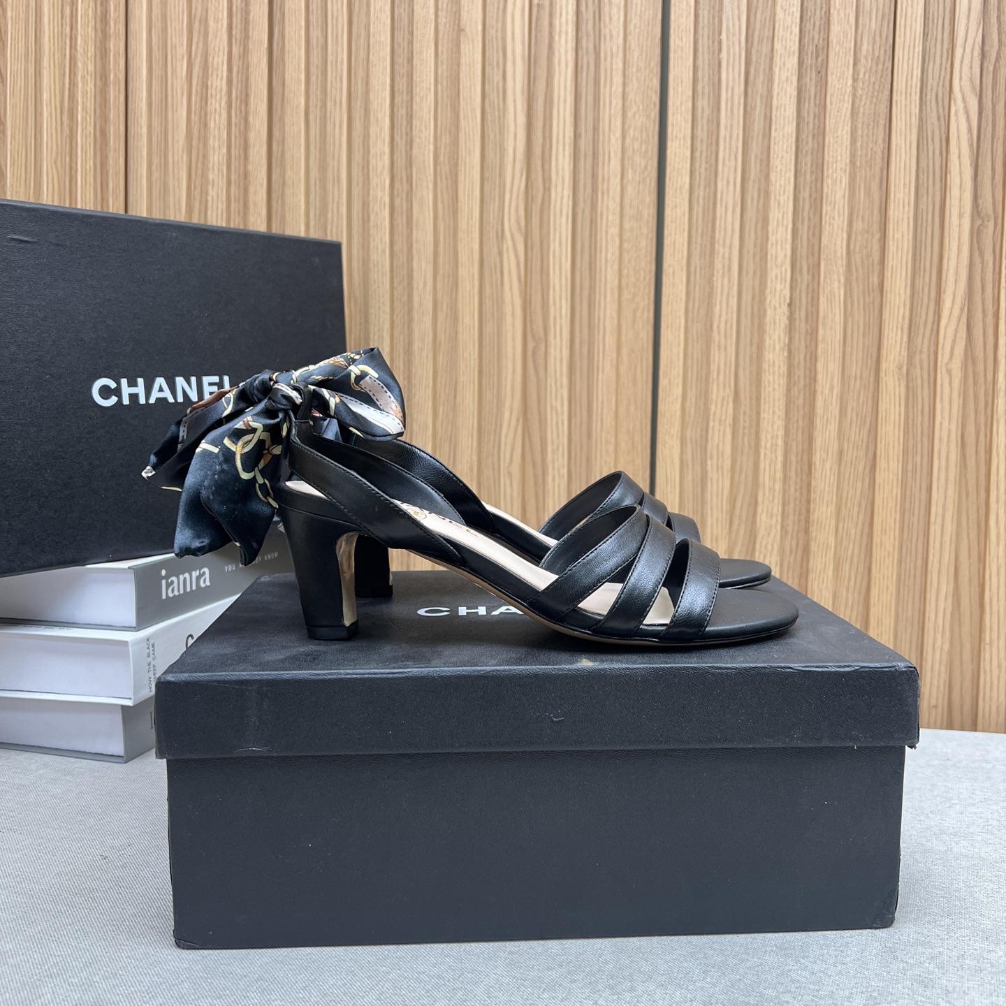 NO:409454,2025★★★★★★ Many celebrities are here to watch, a versatile series that domestic and foreign bloggers are popular with, a must-have for spring and summer wardrobe matching, the first choice for sandals. Diamond design exclusive to the fragrant family, upper sheepskin lining: imported crystal sheepskin lining, original mold-open custom leather sole, shoe size: 35-39 (40, 41, custom-made, no return or exchange) Delivery luxury latest counter synchronous packaging, sandals, chanel, sandals, sheepskin, Leather soles198609092025★★★★★ 众多明星网红上脚,国内外博主刷爆的一个百搭系列,春夏衣橱搭配必备 凉拖首选.菱格设计香家专属 鞋面羊皮  内里: 进口水晶羊皮内里 大底原版开模定制真皮大底 鞋码: 35-39（40、41、定做不退换） 配送豪华最新专柜同步包装,凉鞋,chanel,sandals,sheepskin,Leather soles,Women's Shoes