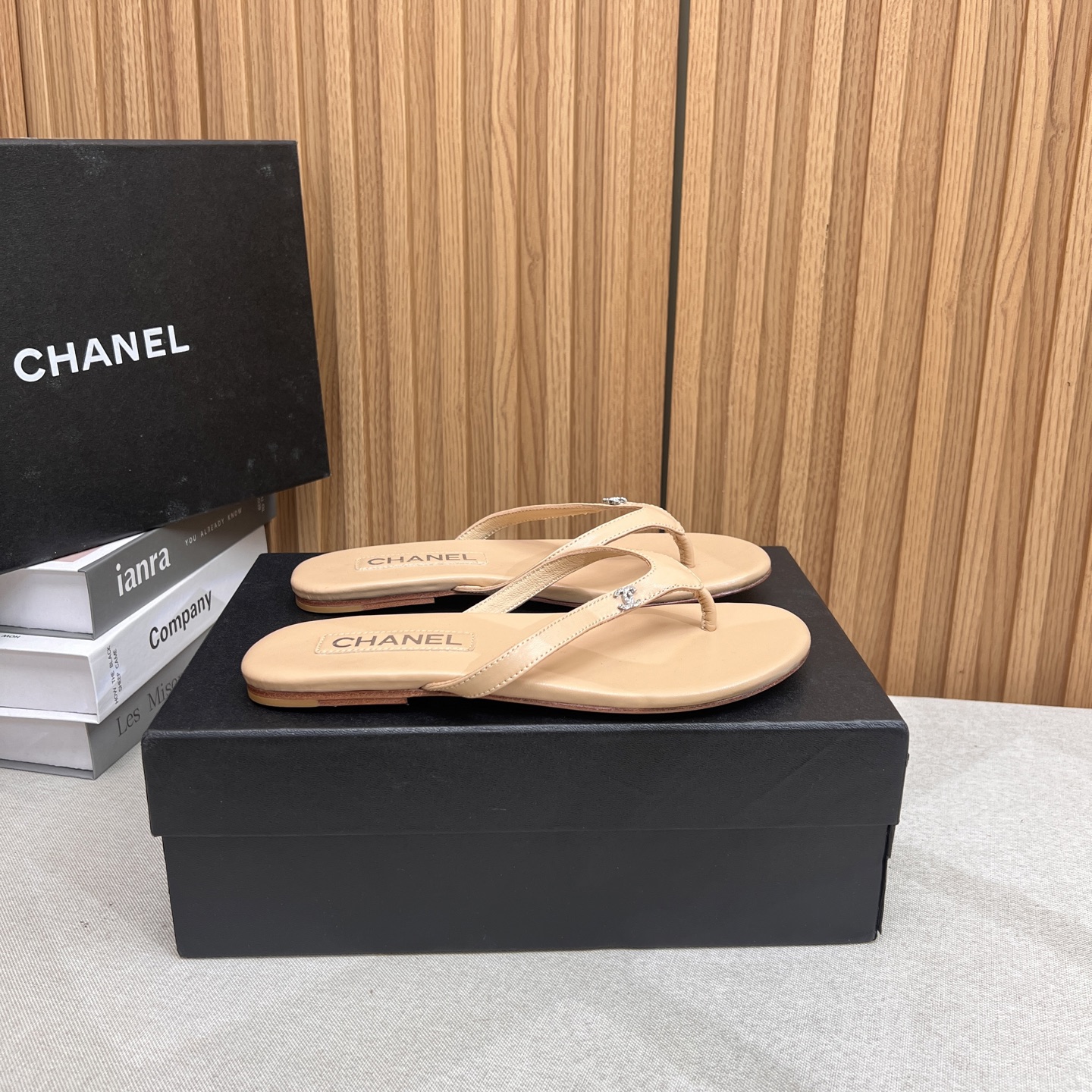 NO:411000,2025★★★★★★ Many celebrities are here to watch, a versatile series that domestic and foreign bloggers are popular with, a must-have for spring and summer wardrobe matching, the first choice for sandals. Upper sheepskin, silk lining: imported crystal sheepskin inner lining, original mold-open custom leather sole Shoe size: 35-39 (40, 41, custom made without return) Delivery luxury latest counter synchronous packaging, split-toe shoes, sandals, sheepskin, silk fabric, Leather soles198609092025★★★★★ 众多明星网红上脚,国内外博主刷爆的一个百搭系列,春夏衣橱搭配必备 凉鞋首选. 鞋面羊皮,绸缎  内里: 进口水晶羊皮内里 大底原版开模定制真皮大底 鞋码: 35-39（40、41、定做不退换） 配送豪华最新专柜同步包装,分趾鞋,sandals,sheepskin,silk fabric,Leather soles,Women's Shoes