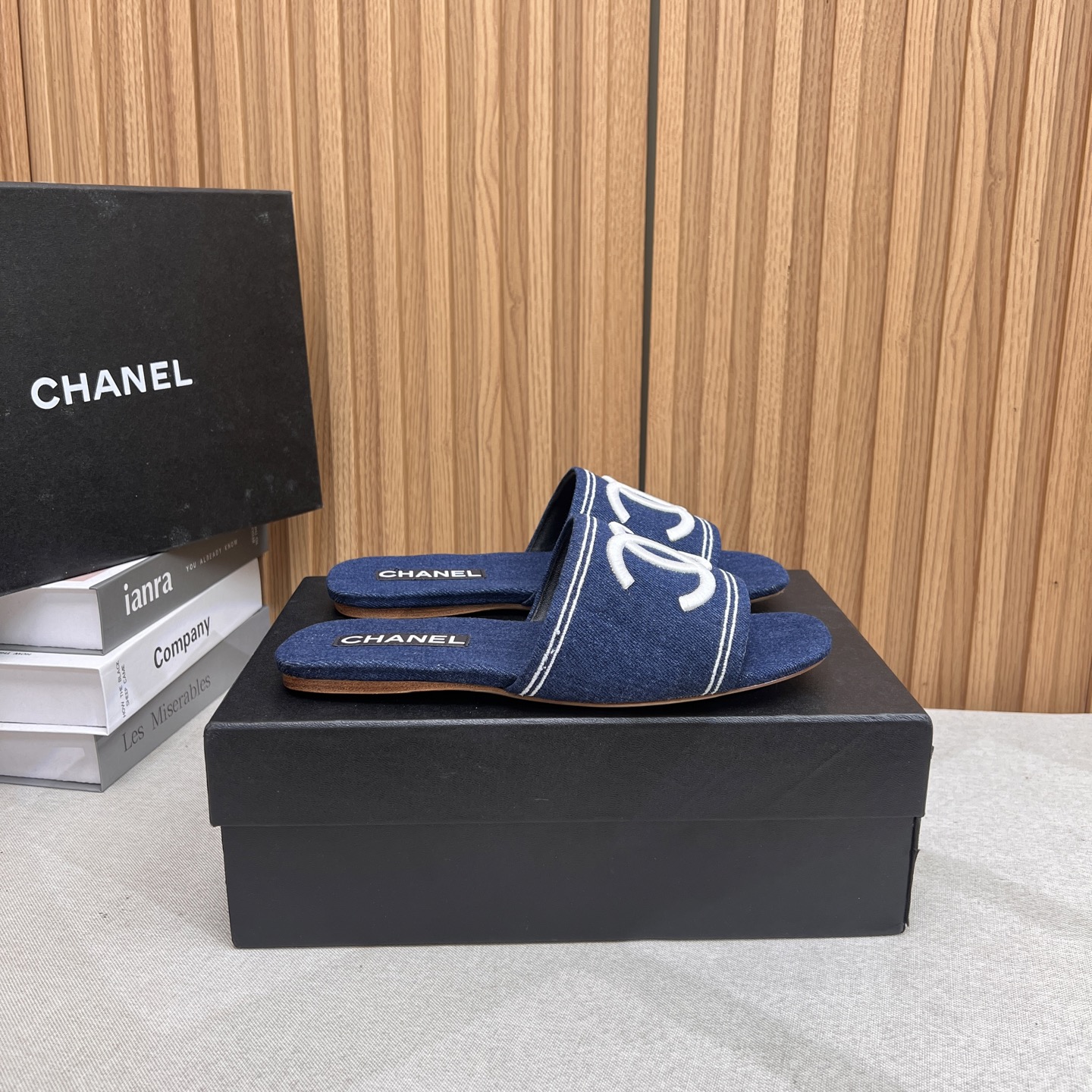 NO:410993,2025★★★★★★ Many celebrities are popular, a versatile series that domestic and foreign bloggers are popular. A must-have for spring and summer wardrobe matching. Sandals are the first choice. Upper sheepskin. Cloth inner lining: imported crystal sheepskin lining, original mold-open custom leather sole Shoe size: 35-39 (40, 41, custom-made, no return or exchange) Delivery luxury latest counter synchronous packaging, slippers, sandals, slippers, sheepskin, Leather soles198609092025★★★★★ 众多明星网红上脚,国内外博主刷爆的一个百搭系列,春夏衣橱搭配必备 凉鞋首选. 鞋面羊皮.布面  内里: 进口水晶羊皮内里 大底原版开模定制真皮大底 鞋码: 35-39（40、41、定做不退换） 配送豪华最新专柜同步包装,拖鞋,sandals,slippers,sheepskin,Leather soles,Women's Shoes