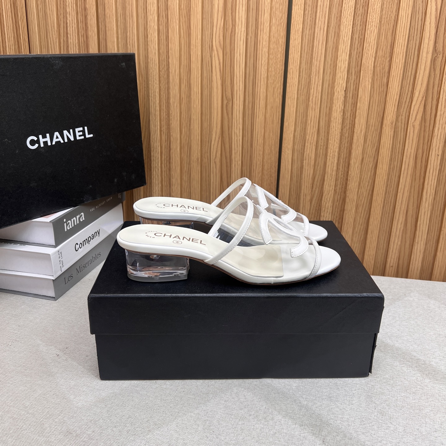 NO:411044,2025★★★★★★ Many celebrities are here to watch, a versatile series that domestic and foreign bloggers are popular. A must-have for spring and summer wardrobe matching. Sandals are the first choice. Inner: Imported transparent inner lining, original mold-open custom leather sole, Shoe size: 35-39 (40, 41, custom-made, no return or exchange) Delivery luxury latest counter synchronous packaging, slippers, sandals, slippers, Leather soles198609092025★★★★★ 众多明星网红上脚,国内外博主刷爆的一个百搭系列,春夏衣橱搭配必备 凉鞋首选.  内里: 进口透明内里 大底原版开模定制真皮大底 鞋码: 35-39（40、41、定做不退换） 配送豪华最新专柜同步包装,拖鞋,sandals,slippers,Leather soles,Women's Shoes