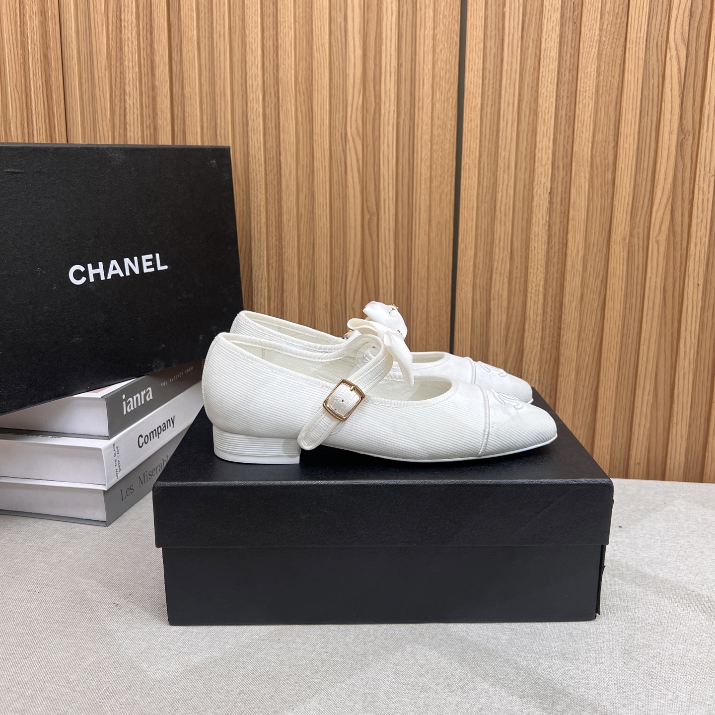 NO:411037,2025★★★★★★ Many celebrities are here to watch, a versatile series that domestic and foreign bloggers are popular with, a must-have for spring and summer wardrobe matching, the first choice for sandals. Diamond design exclusive to Xiangjia, upper fabric, inner lining: imported crystal sheepskin inner lining, original mold-open custom leather sole, shoe size: 35-39 (40, 41, custom-made, non-return and exchange) Delivery luxury latest counter synchronous packaging, single shoes, chanel, sheepskin, Leather soles198609092025★★★★★ 众多明星网红上脚,国内外博主刷爆的一个百搭系列,春夏衣橱搭配必备 凉拖首选.菱格设计香家专属 鞋面布面  内里: 进口水晶羊皮内里 大底原版开模定制真皮大底 鞋码: 35-39（40、41、定做不退换） 配送豪华最新专柜同步包装,单鞋,chanel,sheepskin,Leather soles,Women's Shoes