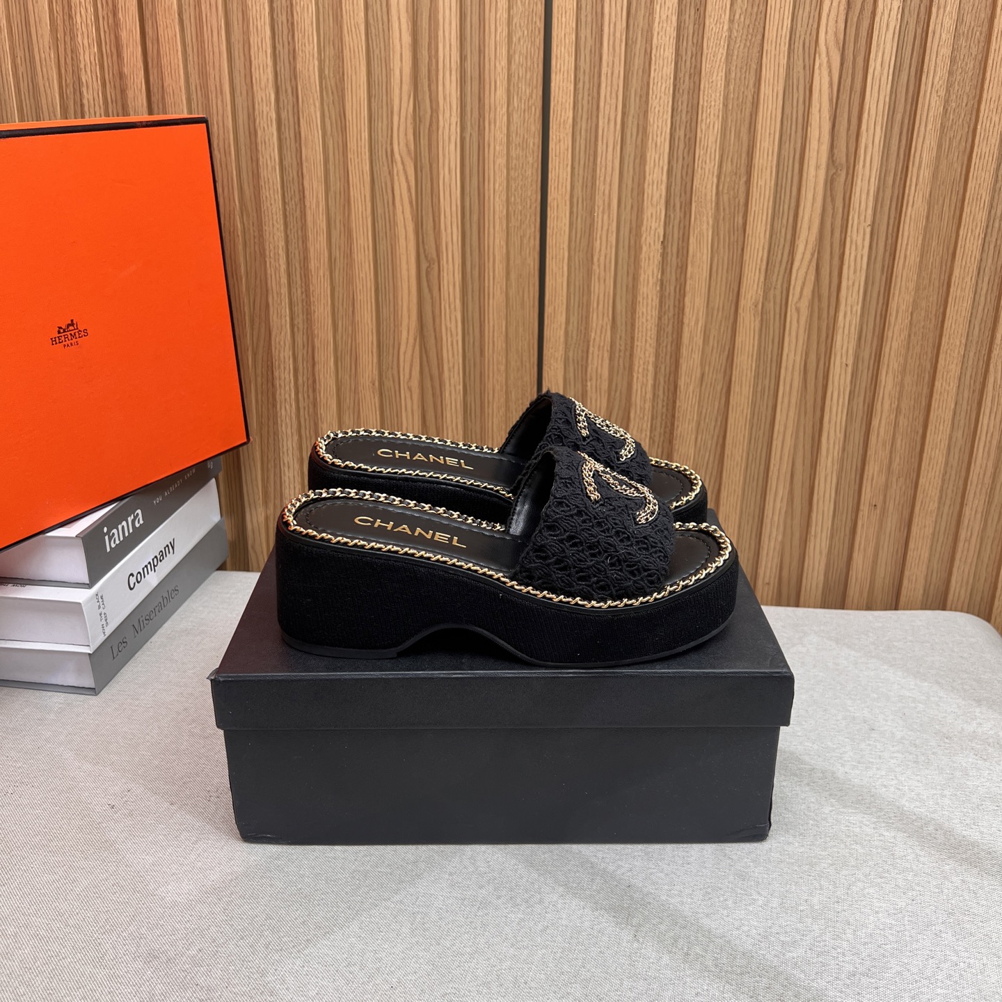 NO:423671,2025★★★★★★ Many celebrities are here to watch, a versatile series that domestic and foreign bloggers are popular. A must-have for spring and summer wardrobe matching. Sandals are the first choice. Upper sheepskin, silk lining: imported crystal sheepskin inner lining, original mold-open custom rubber sole Shoe size: 35-39 (40, 41, custom made without return) Delivery luxury latest counter synchronous packaging, slippers, sandals, slippers, sheepskin, silk fabric198609092025★★★★★ 众多明星网红上脚,国内外博主刷爆的一个百搭系列,春夏衣橱搭配必备 凉鞋首选. 鞋面羊皮,绸缎  内里: 进口水晶羊皮内里 大底原版开模定制橡胶底 鞋码: 35-39（40、41、定做不退换） 配送豪华最新专柜同步包装,拖鞋,sandals,slippers,sheepskin,silk fabric,Women's Shoes