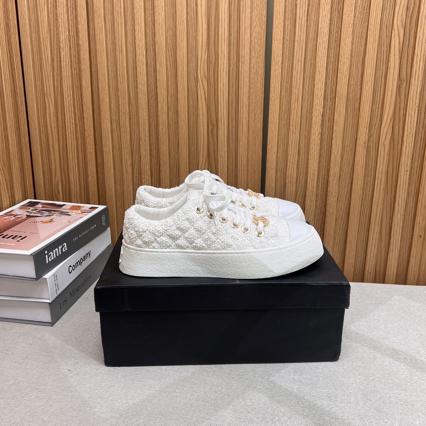 NO:423616,2025★★★★★★ Many celebrities are here to watch, a versatile series that domestic and foreign bloggers are popular. A must-have for spring and summer wardrobe matching. Sandals are the first choice. Upper cowhide inner lining: imported crystal sheepskin lining, original mold-open custom tpu sole, shoe size: 35-39 (40, 41, custom-made, no return or exchange) Delivery luxury latest counter synchronous packaging, casual shoes/sports shoes, sandals, sneakers, cowhide, sheepskin198609092025★★★★★ 众多明星网红上脚,国内外博主刷爆的一个百搭系列,春夏衣橱搭配必备 凉鞋首选. 鞋面牛皮  内里: 进口水晶羊皮内里 大底原版开模定制tpu大底 鞋码: 35-39（40、41、定做不退换） 配送豪华最新专柜同步包装,休闲鞋/运动鞋,sandals,sneakers,cowhide,sheepskin,Women's Shoes