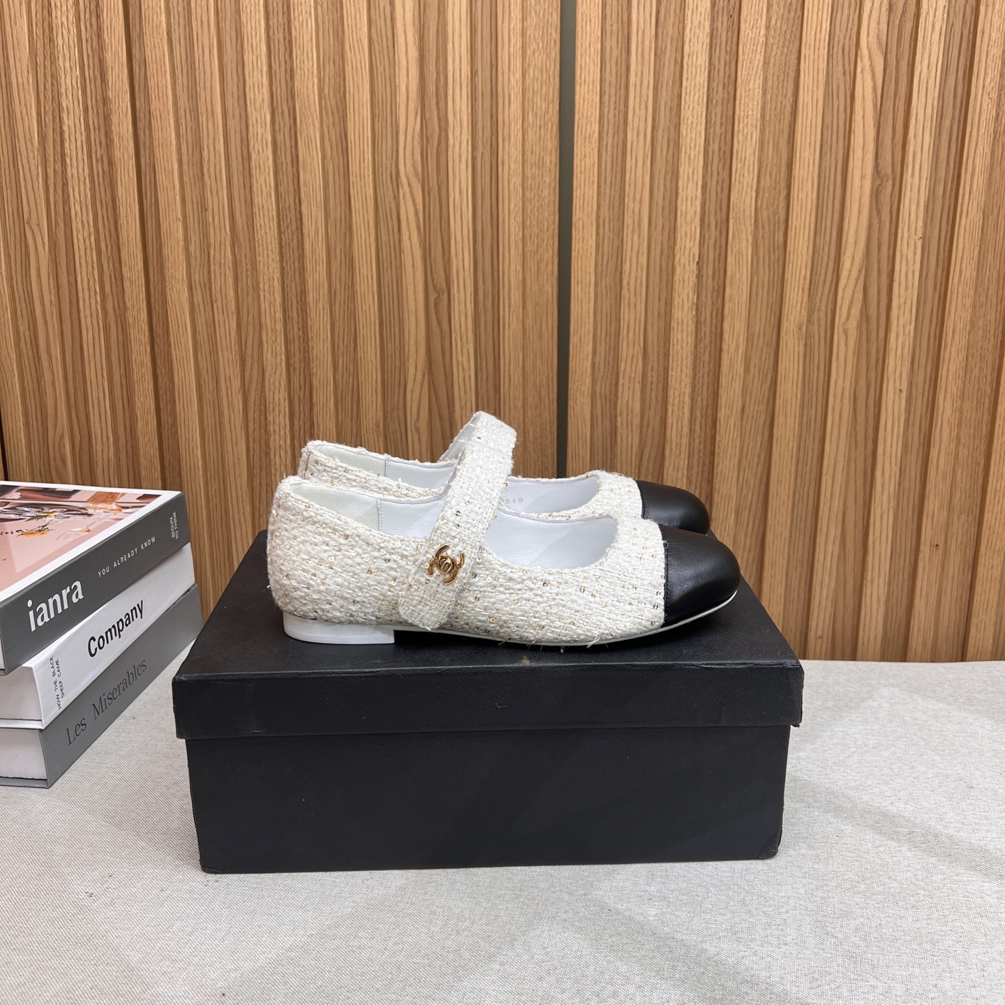 NO:419305,★★★★★★ Many celebrities are popular with a versatile series that domestic and foreign bloggers are popular. A must-have for spring and summer wardrobe matching. Sandals are the first choice. Upper cowhide inner lining: imported crystal sheepskin lining, original mold-open custom leather sole Shoe size: 35-39 (40, 41, custom made without return or exchange) Delivery luxury latest counter synchronous packaging Cloth leather, single shoes, sandals, cowhide, sheepskin19860909★★★★★ 众多明星网红上脚,国内外博主刷爆的一个百搭系列,春夏衣橱搭配必备 凉鞋首选. 鞋面牛皮  内里: 进口水晶羊皮内里 大底原版开模定制真皮底 鞋码: 35-39（40、41、定做不退换） 配送豪华最新专柜同步包装 布皮,单鞋,sandals,cowhide,sheepskin,Women's Shoes