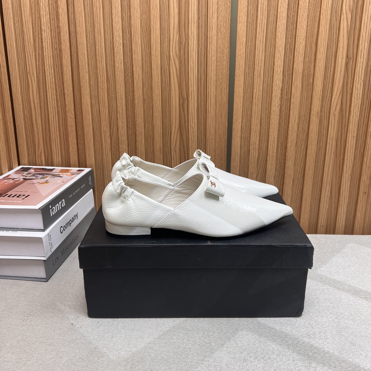 NO:419314,★★★★★★ Many celebrities are popular with a versatile series that domestic and foreign bloggers are popular. A must-have for spring and summer wardrobe matching. Sandals are the first choice. Upper cowhide inner lining: imported crystal sheepskin lining, original mold-open custom leather sole Shoe size: 35-39 (40, 41, custom made without return or exchange) Delivery luxury latest counter synchronous packaging Semi-shelf single shoes, semi-shelf single shoes, sandals, cowhide, sheepskin19860909★★★★★ 众多明星网红上脚,国内外博主刷爆的一个百搭系列,春夏衣橱搭配必备 凉鞋首选. 鞋面牛皮  内里: 进口水晶羊皮内里 大底原版开模定制真皮底 鞋码: 35-39（40、41、定做不退换） 配送豪华最新专柜同步包装 半拖单鞋,半拖单鞋,sandals,cowhide,sheepskin,Women's Shoes