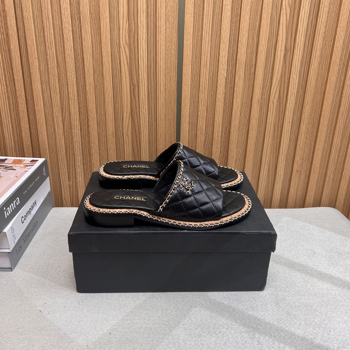 NO:419293,2025★★★★★★ Many celebrities are popular, a versatile series that domestic and foreign bloggers are popular. A must-have for spring and summer wardrobe matching. Sandals are the first choice. Upper sheepskin inner lining: imported crystal sheepskin inner lining, original mold-open custom leather sole Shoe size: 35-39 (40, 41, custom made without return) Delivery luxury latest counter synchronous packaging, slippers, sandals, slippers, sheepskin198609092025★★★★★ 众多明星网红上脚,国内外博主刷爆的一个百搭系列,春夏衣橱搭配必备 凉鞋首选. 鞋面羊皮  内里: 进口水晶羊皮内里 大底原版开模定制真皮底 鞋码: 35-39（40、41、定做不退换） 配送豪华最新专柜同步包装,拖鞋,sandals,slippers,sheepskin,Women's Shoes