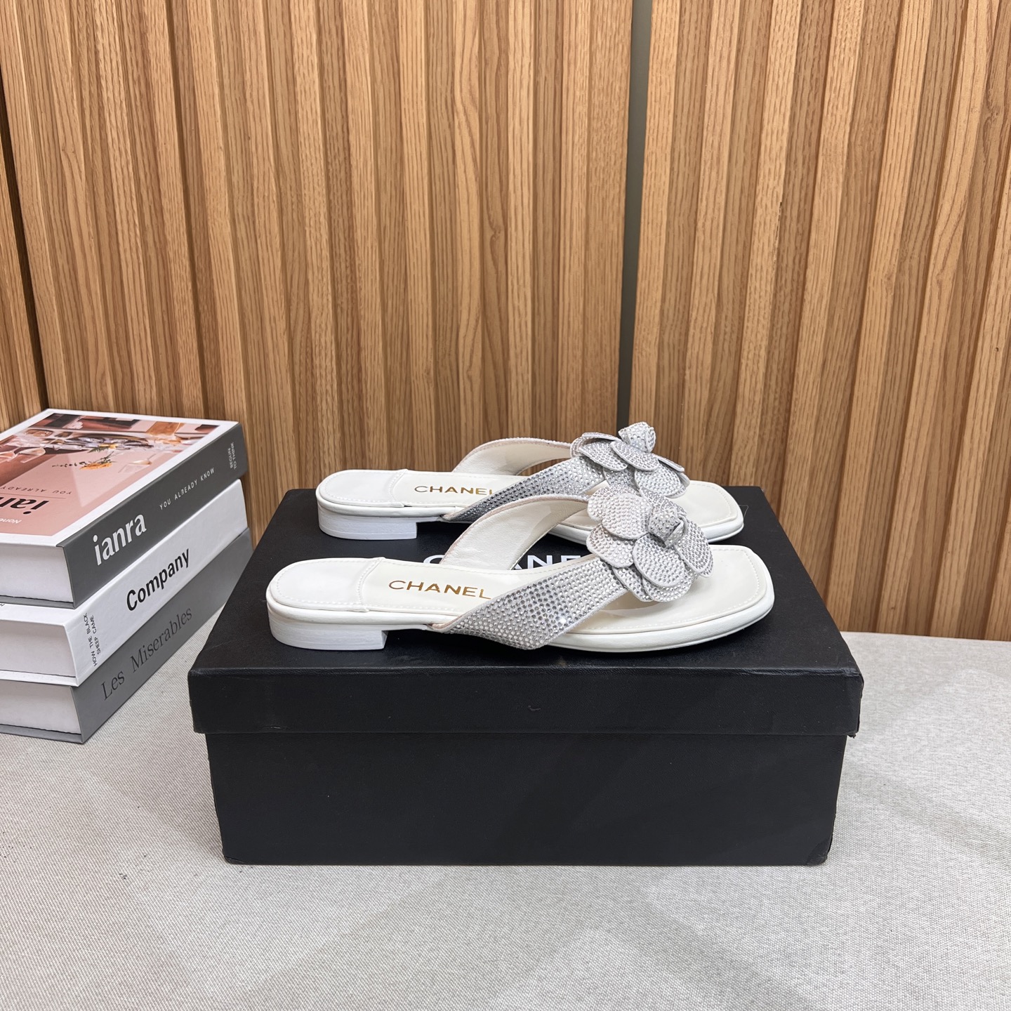 NO:423604,★★★★★★ Many celebrities are popular with a versatile series that domestic and foreign bloggers are popular. A must-have for spring and summer wardrobe matching. Sandals are the first choice. Upper sheepskin inner lining: imported crystal sheepskin inner lining, original mold-open custom leather sole Shoe size: 35-39 (40, 41, custom made without return or exchange) Delivery luxury latest counter synchronous packaging, hot diamonds, split toe shoes, sandals, sheepskin19860909★★★★★ 众多明星网红上脚,国内外博主刷爆的一个百搭系列,春夏衣橱搭配必备 凉鞋首选. 鞋面羊皮  内里: 进口水晶羊皮内里 大底原版开模定制真皮底 鞋码: 35-39（40、41、定做不退换） 配送豪华最新专柜同步包装 烫钻,分趾鞋,sandals,sheepskin,Women's Shoes