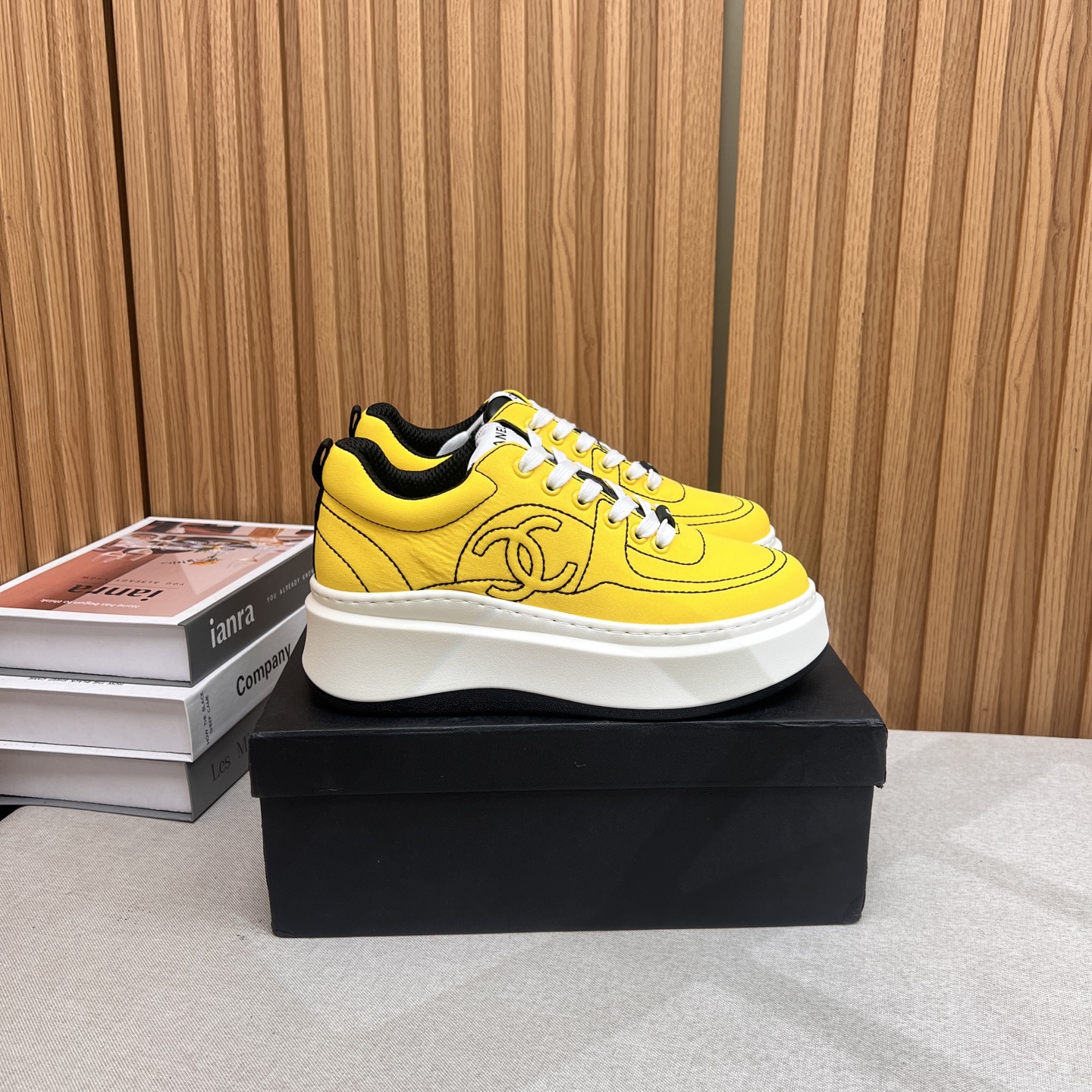 NO:423697,Chanel Chanel Panda Shoes!  Top casual sneakers for the 2025 counter This classic design; the upper is crafted and electric embroidered with various craftsmanship; the sole is fashionable and sporty; it is an extraordinary and has incorporated a variety of color matching elements... The diversified mix and match is very beautiful and versatile, casual, fashionable, sports, and outdoors can be taken into account... Go material The upper is made of original imported silk cowhide + original tarp + original head cowhide The inner part is made of original sheepli + net Outsole based on original TPU combination sole The counter is made of high-quality packaging for women 35–41, casual shoes/sports shoes, chanel, chanel, sneakers, cowhide19860909Chanel香奈儿熊猫鞋！2025专柜顶级休闲款运动鞋 这款经典设计；鞋面多种工艺电绣的风格；大底却时尚运动；不平凡的拥入了多种配色元素…… 多元化混搭非常好看百搭,休闲,时尚,运动,户外都能兼顾…… Go 材料 鞋面采用 原版进口头层丝绸牛皮+原版防水布+原版头层牛皮 内里采用 原版羊里+网 大底根据 原版TPU组合大底 专柜精品包装全套女35–41,休闲鞋/运动鞋,chanel,chanel,sneakers,cowhide,Women's Shoes