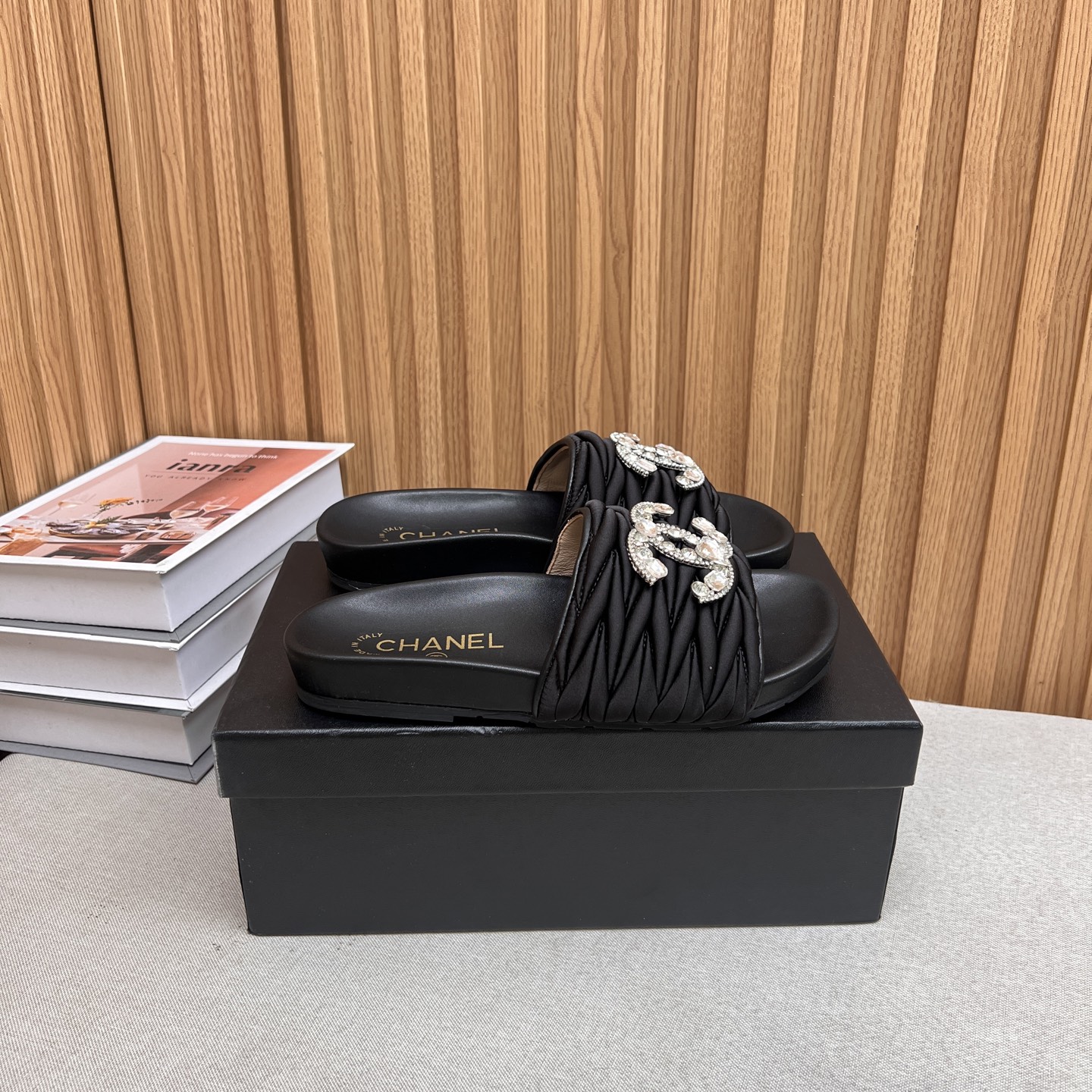 NO:437102,Chanel MIUMIU25Ss spring and summer new small fragrance letter diamond buckle thick-soled slippers C home classic letter buckle design, gentle style and grasp it!  The atmosphere that should be in summer. A must-have item for flip-flops, lazy and comfortable to wear!  Upper silk cloth wrinkle treatment, inner foot pad sheepskin, sole open molded outsole, size 35-39 (40.41 custom made without return or exchange), slippers, chanel, chanel, miumiu, chanel, slippers, sheepskin, real silk19860909Chanel香奈儿 MIUMIU25Ss春夏新款小香字母钻扣厚底拖鞋 C家经典字母扣设计,温柔风一整个拿捏了！夏天该有的气息 一字拖必备单品,上脚慵懒舒适！ 鞋面真丝布打皱处理 内里垫脚羊皮 鞋底开模大底 码数35-39（40.41定做不退换）,拖鞋,chanel,chanel,miumiu,chanel,slippers,sheepskin,real silk,Women's Shoes