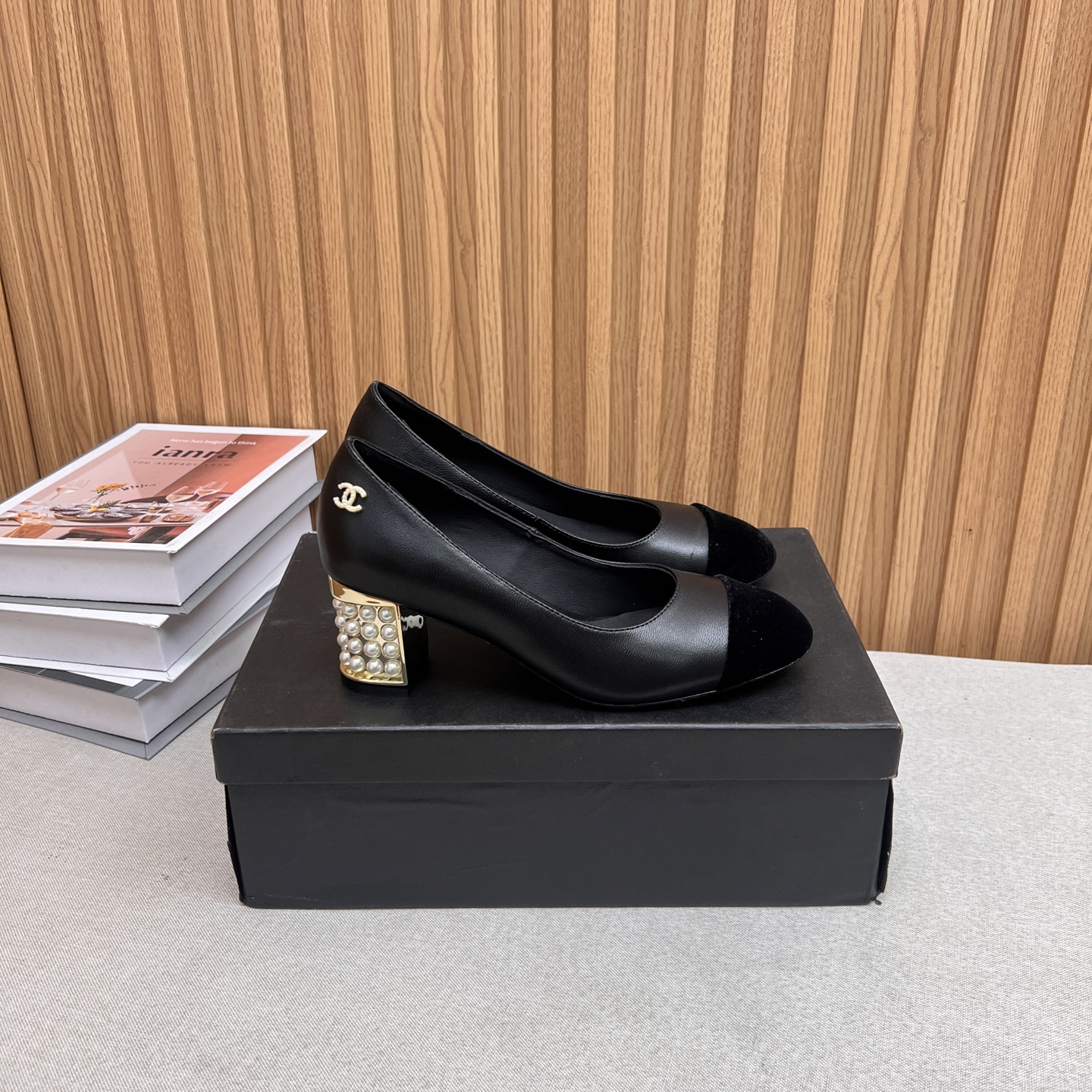 NO:437098,2025★★★★★★ Many celebrities are here to watch, a versatile series that domestic and foreign bloggers are popular. A must-have for spring and summer wardrobe matching. Sandals are the first choice. Diamond buckle, upper sheepskin lining: imported crystal sheepskin lining, original mold-open custom leather sole, shoe size: 35-39 (40, 41, custom-made, no return or exchange) Delivery luxury latest counter synchronous packaging, high heels, single shoes, sandals, high heels, sheepskin198609092025★★★★★ 众多明星网红上脚,国内外博主刷爆的一个百搭系列,春夏衣橱搭配必备 凉鞋首选.钻石扣 鞋面羊皮  内里: 进口水晶羊皮内里 大底原版开模定制真皮底 鞋码: 35-39（40、41、定做不退换） 配送豪华最新专柜同步包装,高跟鞋单鞋,sandals,high heels,sheepskin,Women's Shoes