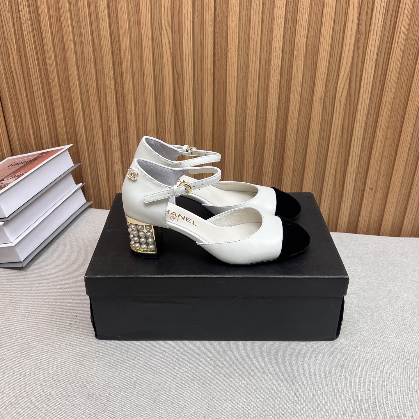 NO:437090,2025★★★★★★ Many celebrities are here to watch, a versatile series that domestic and foreign bloggers are popular. A must-have for spring and summer wardrobe matching. Sandals are the first choice. Diamond buckle, upper sheepskin lining: imported crystal sheepskin lining, original mold-open custom leather sole, shoe size: 35-39 (40, 41, custom-made, no return or exchange) Delivery luxury latest counter synchronous packaging, high heels, sandals, high heels, sheepskin198609092025★★★★★ 众多明星网红上脚,国内外博主刷爆的一个百搭系列,春夏衣橱搭配必备 凉鞋首选.钻石扣 鞋面羊皮  内里: 进口水晶羊皮内里 大底原版开模定制真皮底 鞋码: 35-39（40、41、定做不退换） 配送豪华最新专柜同步包装,高跟鞋凉鞋,sandals,high heels,sheepskin,Women's Shoes