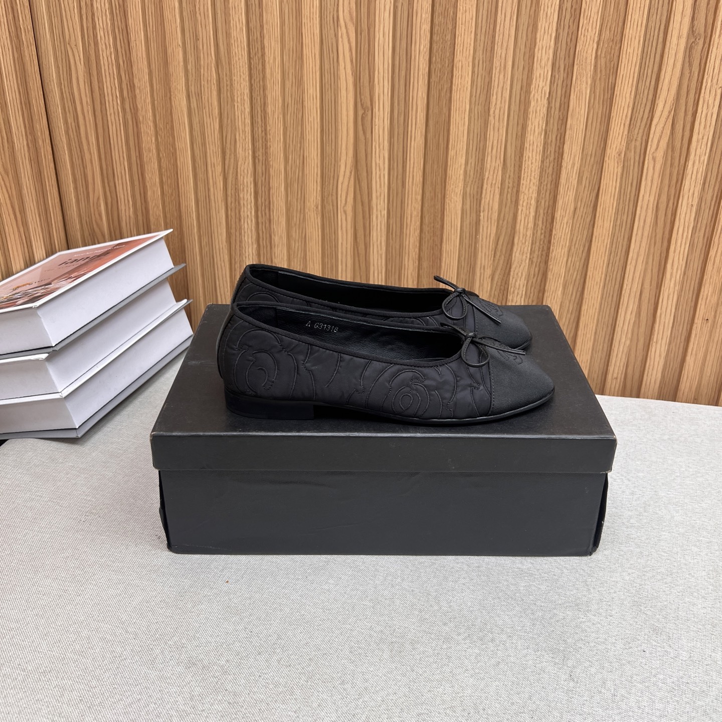 NO:437087,25Fw early spring latest color chanel small fragrance bow ballet flat shoes. Trust me this is a pair of ballet shoes that can take you to a good place. The upper is original lace mesh. There is no inner lining. The sole is Italian leather outsole. The size is 34-41. The size is 34-41. Customized without return or exchange. Mary Jane, chanel, mary jane, Leather soles1986090925Fw早春最新配色chanel小香蝴蝶结芭蕾舞平底单鞋 相信我 这是一双能带你去到好地方的芭蕾舞鞋 鞋面原版蕾丝网布面 内里无内里 鞋底意大利真皮大底 码数34-41正码（34.40.41定制不退换）,玛丽珍,chanel,mary jane,Leather soles,Women's Shoes