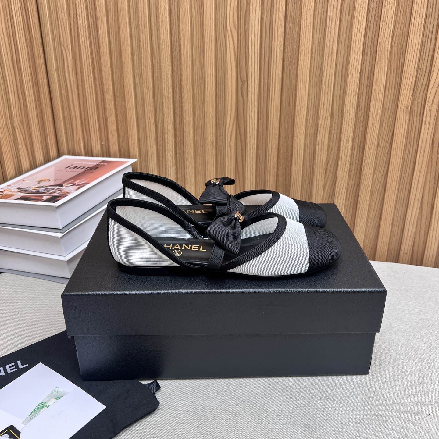 NO:437083,★★★★★★ Many celebrities are popular with a versatile series that domestic and foreign bloggers are popular. They are essential for spring and summer wardrobe matching. The first choice for sandals. Diamond buckle, upper sheepskin lining: imported crystal sheepskin lining, original mold-open custom leather sole. Shoe size: 35-39 (40, 41, customized, non-return and exchange) Delivery luxury latest counter synchronous packaging. Leather Net, Mary Zhen, sandals, mary jane, sheepskin19860909★★★★★ 众多明星网红上脚,国内外博主刷爆的一个百搭系列,春夏衣橱搭配必备 凉鞋首选.钻石扣 鞋面羊皮  内里: 进口水晶羊皮内里 大底原版开模定制真皮底 鞋码: 35-39（40、41、定做不退换） 配送豪华最新专柜同步包装 皮网,玛丽珍,sandals,mary jane,sheepskin,Women's Shoes