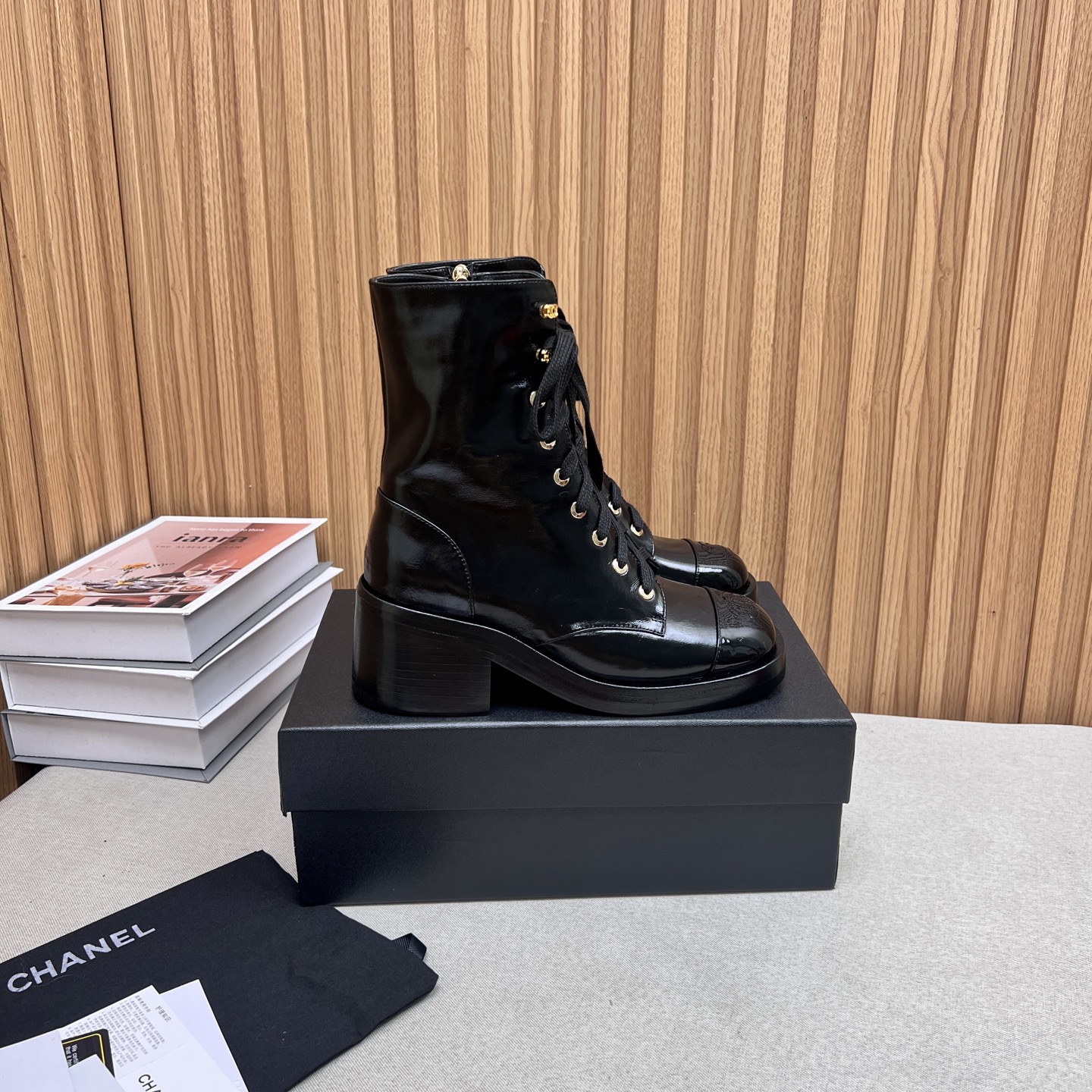 NO:437079,2025 Little Flavor Short Boots, a must-have item for this autumn and winter!  !  Chanel's hot short boots in autumn and winter, Xiaohongshu is highly recommended, and it looks good no matter how you match it. It is a must-have for fashionable things. Chanel's women love simple but irresistible matching to show unique styles of dressing, free mixing and matching are shining in place and keep up with the fashionable pace of Grandma Xiang!  !  !  Exquisite details enlarge the original mold opening hardware buckle. Top version purchasing level is created ★The upper is made of cowhide, sheepskin footbed, Italian genuine leather sole. Size 35-39 (ordered by 40/41), boots, chanel, boots, cowhide, sheepskin, Leather soles198609092025小香短靴,本季秋冬季必备单品！！ 香奈儿秋冬重工爆款短靴 小红书力推款,怎么搭配都好看,时髦精必备,香奈儿女士钟爱简约又难以抗拒搭配展现与众不同的穿搭风格、自由混搭闪耀到位跟紧香奶奶时尚步伐！！！精致细节放大看原版开模五金扣 顶级版本代购级别打造★鞋面采用牛皮反绒,羊皮垫脚,意大利真皮大底 码数35-39（40/41订）,靴子,chanel,boots,cowhide,sheepskin,Leather soles,Women's Shoes