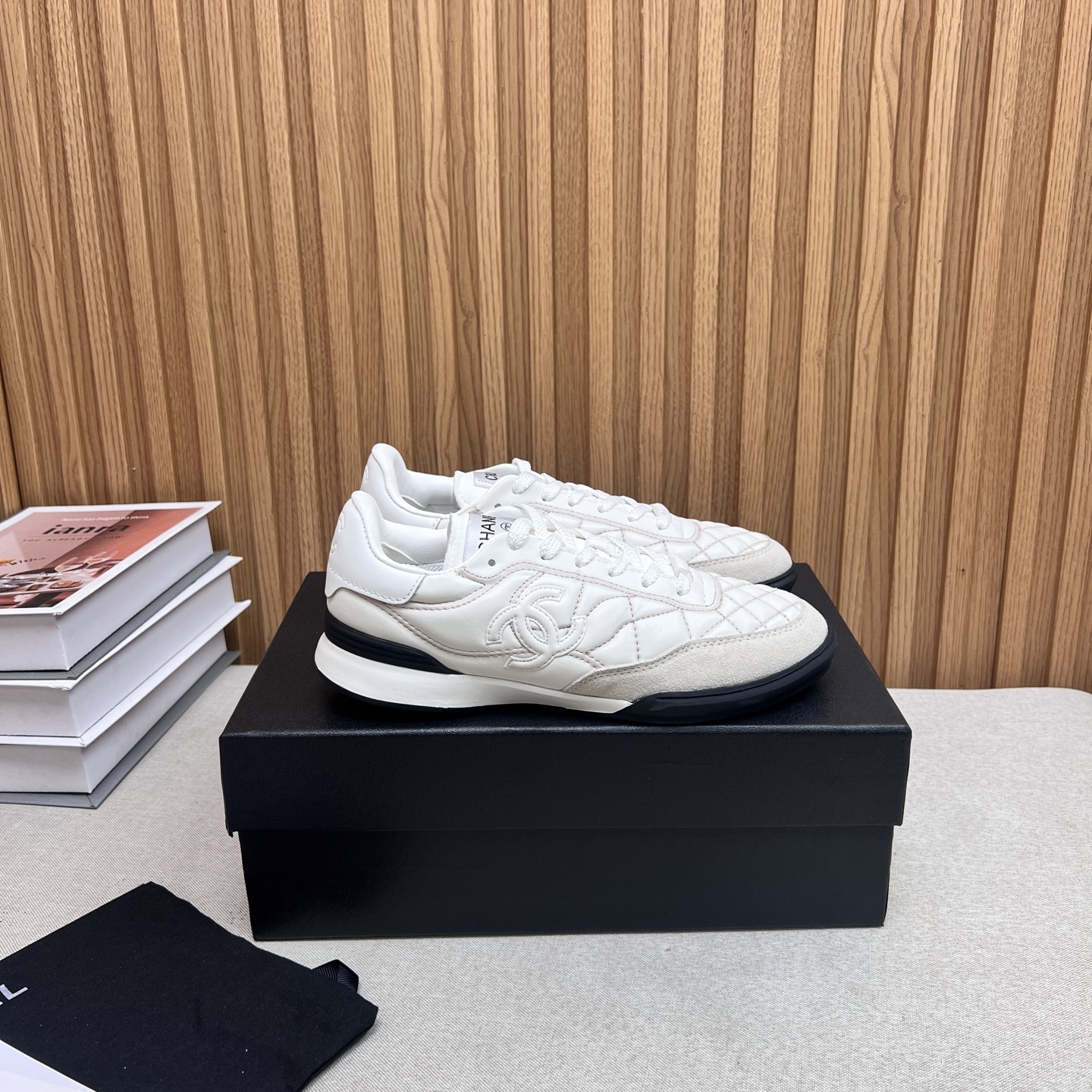 NO:437075,Chanel Chanel Panda Shoes!  Top casual sneakers for counter This classic design; the upper is made of electric embroidery styles; the sole is fashionable and sporty; it is an extraordinary variety of color matching elements... The diversified mix and match is very beautiful and versatile, casual, fashionable, sports, and outdoors can be taken into account... Go material The upper is made of original imported silk cowhide + original tarp + original head cowhide The inner is made of original sheepli + net Outsole based on original TPU combination sole The counter is made of high-quality packaging for women 35–41, casual shoes/sports shoes, chanel, chanel, sneakers, cowhide19860909Chanel香奈儿熊猫鞋！专柜顶级休闲款运动鞋 这款经典设计；鞋面多种工艺电绣的风格；大底却时尚运动；不平凡的拥入了多种配色元素…… 多元化混搭非常好看百搭,休闲,时尚,运动,户外都能兼顾…… Go 材料 鞋面采用 原版进口头层丝绸牛皮+原版防水布+原版头层牛皮 内里采用 原版羊里+网 大底根据 原版TPU组合大底 专柜精品包装全套女35–41,休闲鞋/运动鞋,chanel,chanel,sneakers,cowhide,Women's Shoes