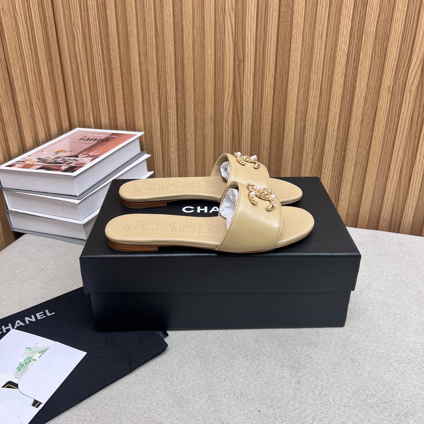 NO:437070,2025★★★★★★ Many celebrities are popular with a versatile series that domestic and foreign bloggers are a must-have for spring and summer wardrobe matching. Sandals are the first choice. Upper silk lining: imported crystal sheepskin lining, original mold-open custom leather sole Shoe size: 35-39 (40, 41, custom made without return or exchange) Delivery luxury latest counter synchronous packaging, slippers, sandals, slippers, sheepskin, silk fabric, Leather soles198609092025★★★★★ 众多明星网红上脚,国内外博主刷爆的一个百搭系列,春夏衣橱搭配必备 凉鞋首选. 鞋面绸缎  内里: 进口水晶羊皮内里 大底原版开模定制真皮大底 鞋码: 35-39（40、41、定做不退换） 配送豪华最新专柜同步包装,拖鞋,sandals,slippers,sheepskin,silk fabric,Leather soles,Women's Shoes