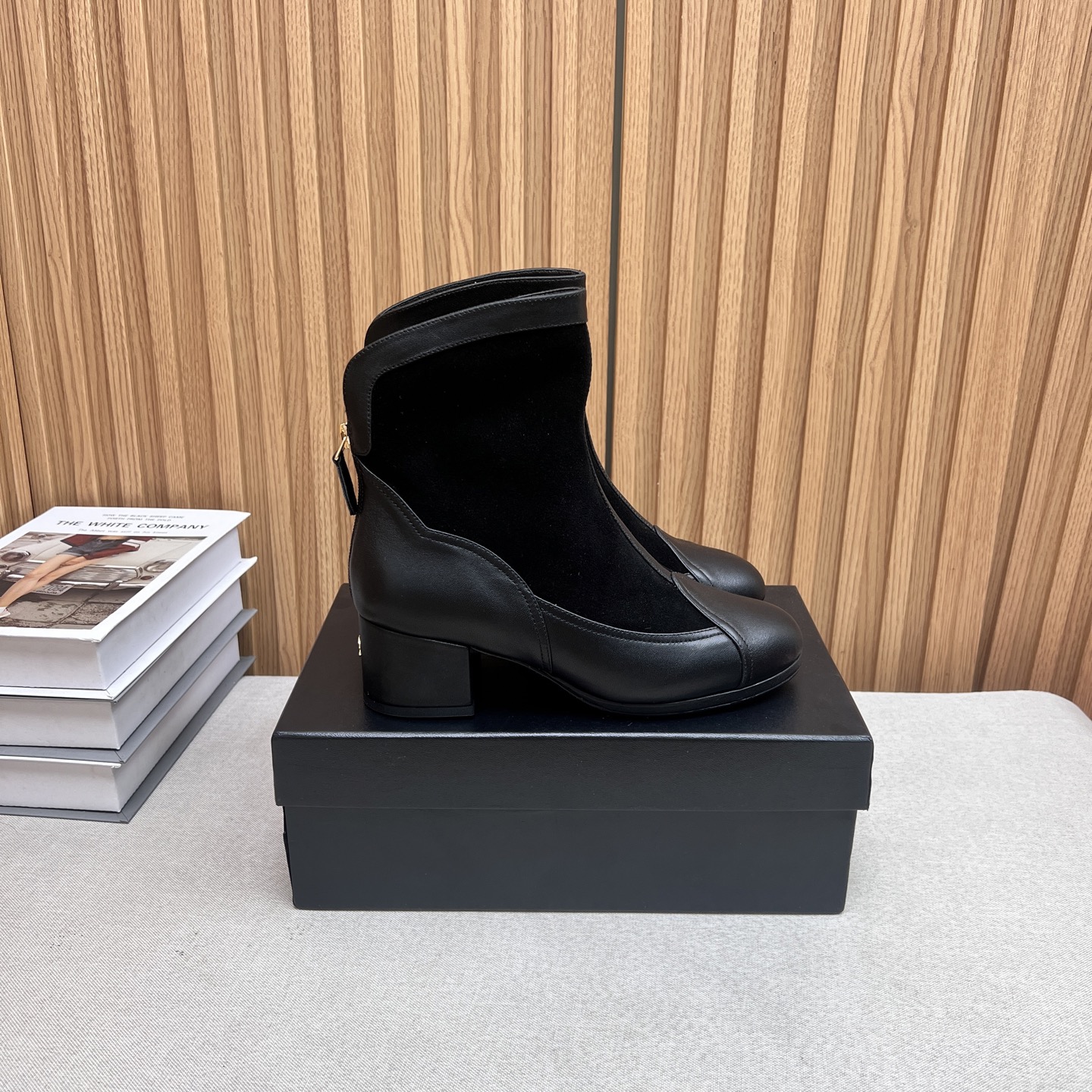 NO:446113,Little fragrance short boots, a must-have item for this autumn and winter!  !  Chanel's hot short boots in autumn and winter, Xiaohongshu is highly recommended, and it looks good no matter how you match it. It is a must-have for fashionable things. Chanel's women love simple but irresistible matching to show unique styles of dressing, free mixing and matching are shining in place and keep up with the fashionable pace of Grandma Xiang!  !  !  Exquisite details enlarge the original mold opening hardware buckle. Top version purchasing level is created ★The upper is made of cowhide, sheepskin footbed, Italian leather outsole. Heel height 3 cm. Size 35-39 (40/41 order), boots, chanel, boots, cowhide, sheepskin, Leather soles19860909小香短靴,本季秋冬季必备单品！！ 香奈儿秋冬重工爆款短靴 小红书力推款,怎么搭配都好看,时髦精必备,香奈儿女士钟爱简约又难以抗拒搭配展现与众不同的穿搭风格、自由混搭闪耀到位跟紧香奶奶时尚步伐！！！精致细节放大看原版开模五金扣 顶级版本代购级别打造★鞋面采用牛皮反绒,羊皮垫脚,意大利真皮大底 跟高3厘米 码数35-39（40/41订）,靴子,chanel,boots,cowhide,sheepskin,Leather soles,Women's Shoes