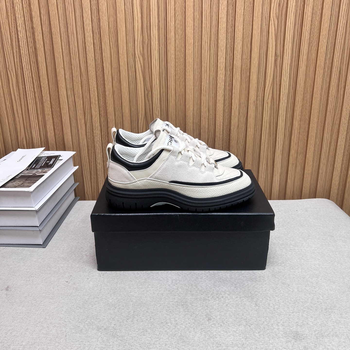 NO:446098,size: 35-40 (41 custom made without return or exchange) Chanel Chanel 2025C Milan catwalks thick-soled sneakers Xiaoxiang's early spring vacation new style Double C square round-toe lace-up casual shoes Trendy shoes This style is definitely the hottest existence of Xiaoxiang this season. You can't buy the series in the counter. I wish you could wear it on the feet. It's easy to wear and personality. Different from the previous style. There is no big logo. Low-key and high-end feel. The softness of the square-toe diamond with light British style is perfectly integrated. There is a feeling of 11 more than 3. Classic contrasting color matching. Excellent and not abrupt. Matching. Shorts. Denim. Trendy clothing. The fashion sense instantly improves several levels. Upper cowhide spliced ​​cow velvet. Inner breathable mesh. The sole original molded large sole  Heel high, casual shoes/sports shoes, chanel, chanel, sneakers, skirts, shorts, cowhide19860909size: 35-40(41定做不退不换) Chanel香奈儿 2025C 米兰走秀爆款厚底运动鞋 小香早春度假新款 双C方圆头系带休闲鞋 潮鞋 此款绝对是小香这一季最火的存在 专柜根本就买不到系列 恨不得焊在脚上系列 好穿又个性 跟以往风格不同 没有大大的Logo 低调且高级感满满 轻英伦风的方头菱格的柔和 完美的融合在一起 有一种11大于3的感觉 经典的撞色搭配 出彩且不突兀 搭配 短裙 短裤 牛仔 潮服 时尚感瞬间提升好几个档次 鞋面牛皮拼接牛反绒 内里透气网面 鞋底原版开模大底 跟高,休闲鞋/运动鞋,chanel,chanel,sneakers,skirts,shorts,cowhide,Women's Shoes