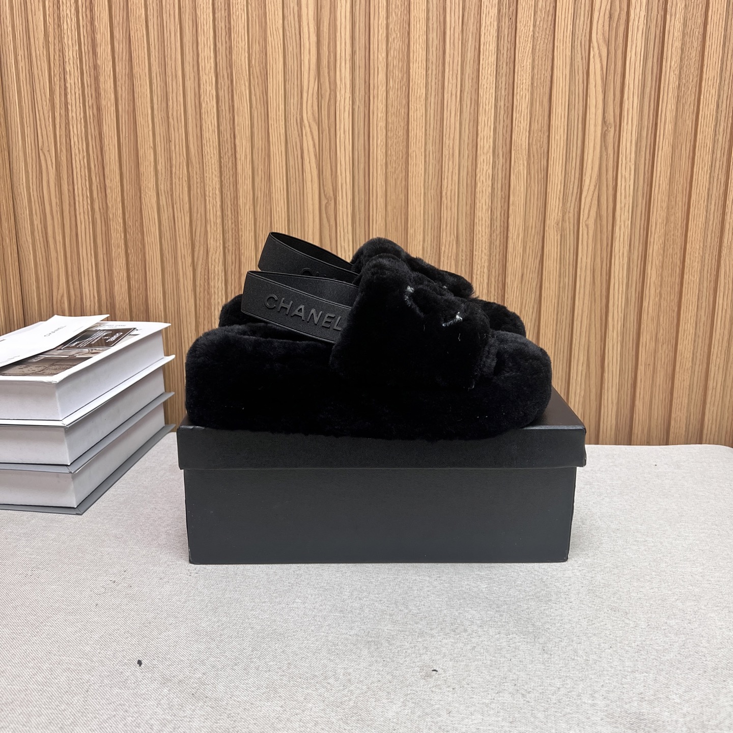 NO:446090,CHANE* ｜Xiaoxiang classic double C chain buckle thick-soled fur slippers This fur slipper is really cute~ Soft and fluffy fur, comfortable and warm feet! 5cm thick sole, heightening and long legs! It is casual and lazy with socks in autumn and winter. It looks beautiful and fashionable! Beautiful and beautiful! Imported Australian real wool, delicate and soft and silky feel Original open mold rubber sole Size35-39 (customized by 40/41), fur shoes, chanel, slippers, socks19860909CHANE* ｜小香经典双C链条扣厚底毛毛拖鞋 这款毛拖真的是真太可爱了～ 柔软蓬松的毛毛,舒服暖脚! 5cm的厚底,增高显腿长! 秋冬搭配袜子休闲又慵懒 上脚真的好看又时髦!美腻美爆了! 进口澳洲真羊毛,手感细腻柔软丝滑 原版开模橡胶底 Size35-39（40/41定制）,毛毛鞋,chanel,slippers,socks,Women's Shoes